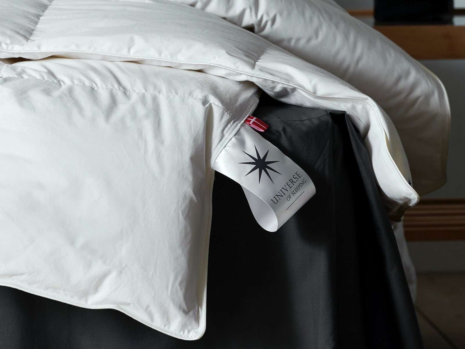 Universe of sleeping Kunstfaserbettdecke »Pegasus, pflegeleicht, Allergikergeeignet, 3 Wärmekl., Made in Denmark«, normal, Füllung Mischung aus 50% Polyesterfasern & 50% Europäische Feder-Daunenfüllung, (1 St.)