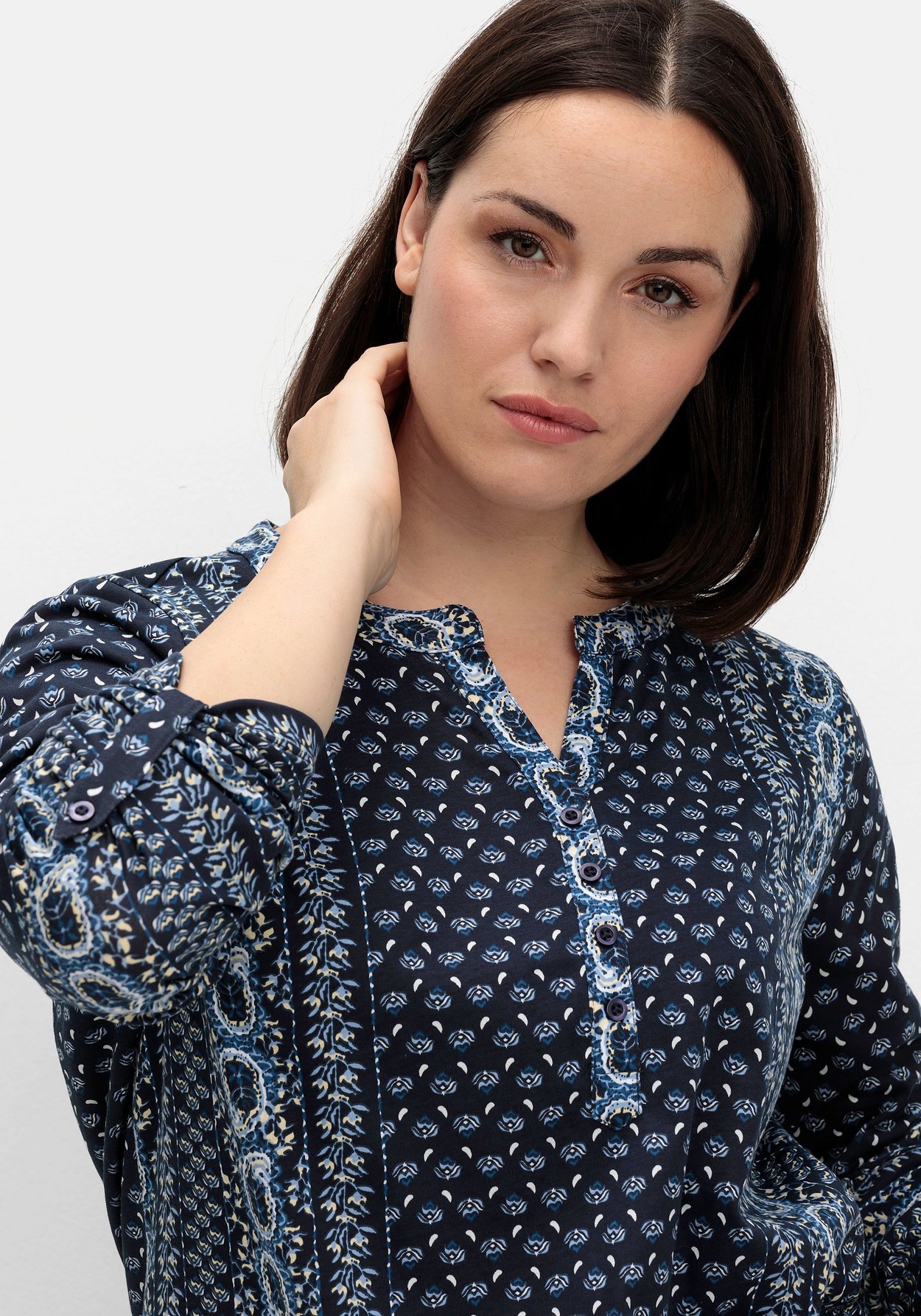 Sheego Langarmshirt »Shirt mit Minimalprint und Krempelärmeln«, mit Minimalprint und Krempelärmeln