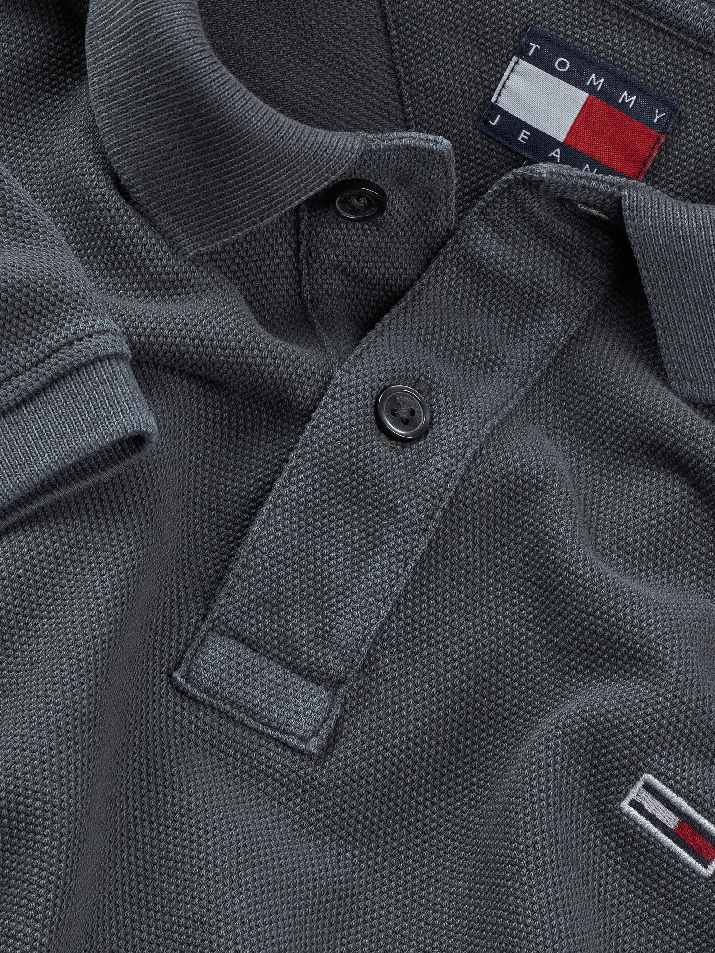 Tommy Jeans Poloshirt »TJM SLIM ESSENTIAL GD POLO SS«, mit Logostickerei