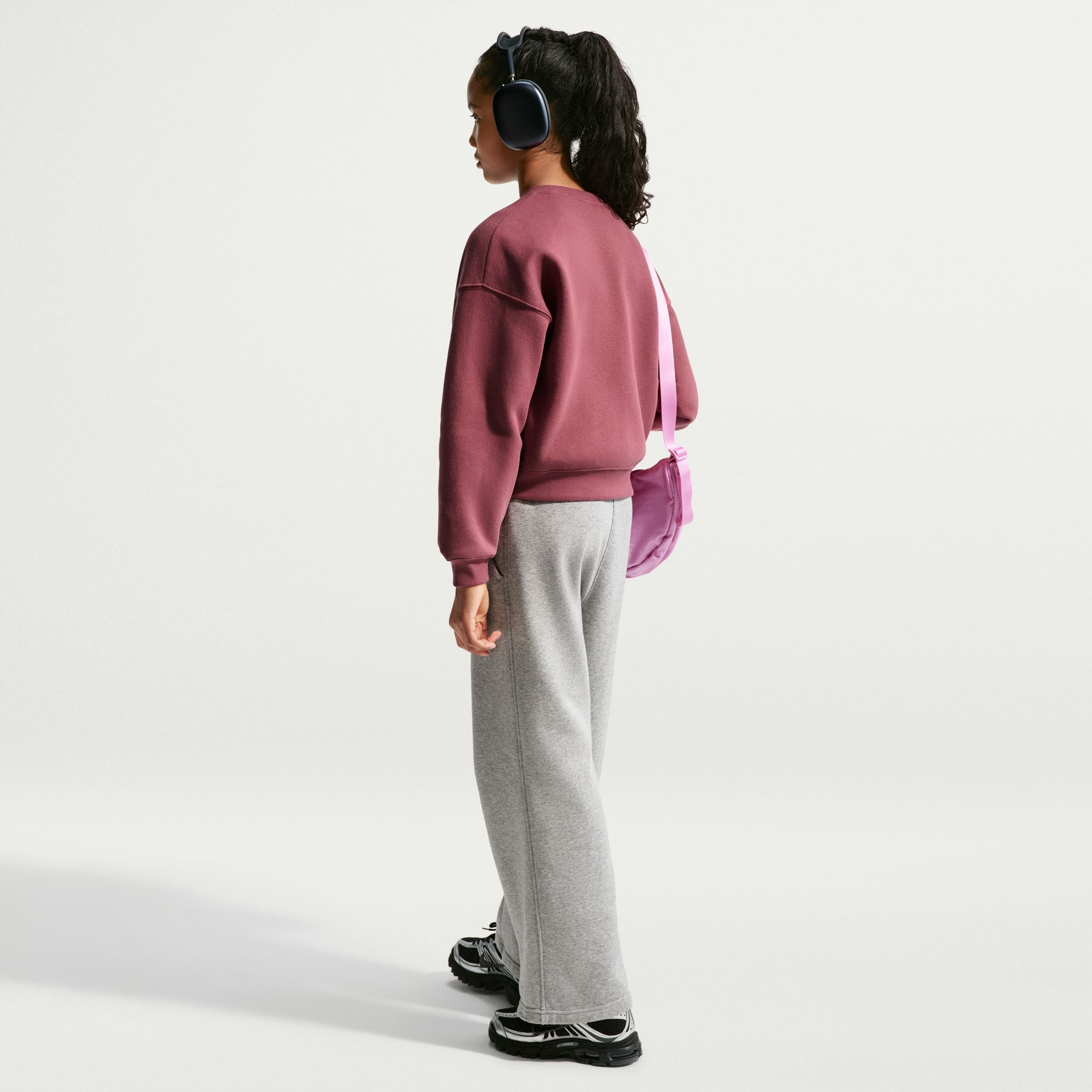 Nike Sportswear Sweatshirt »G NSW STUDIO FLC BXY OS LBR«, Langarm-Design, mit Rundhalsausschnitt, aus Baumwolle und Polyester
