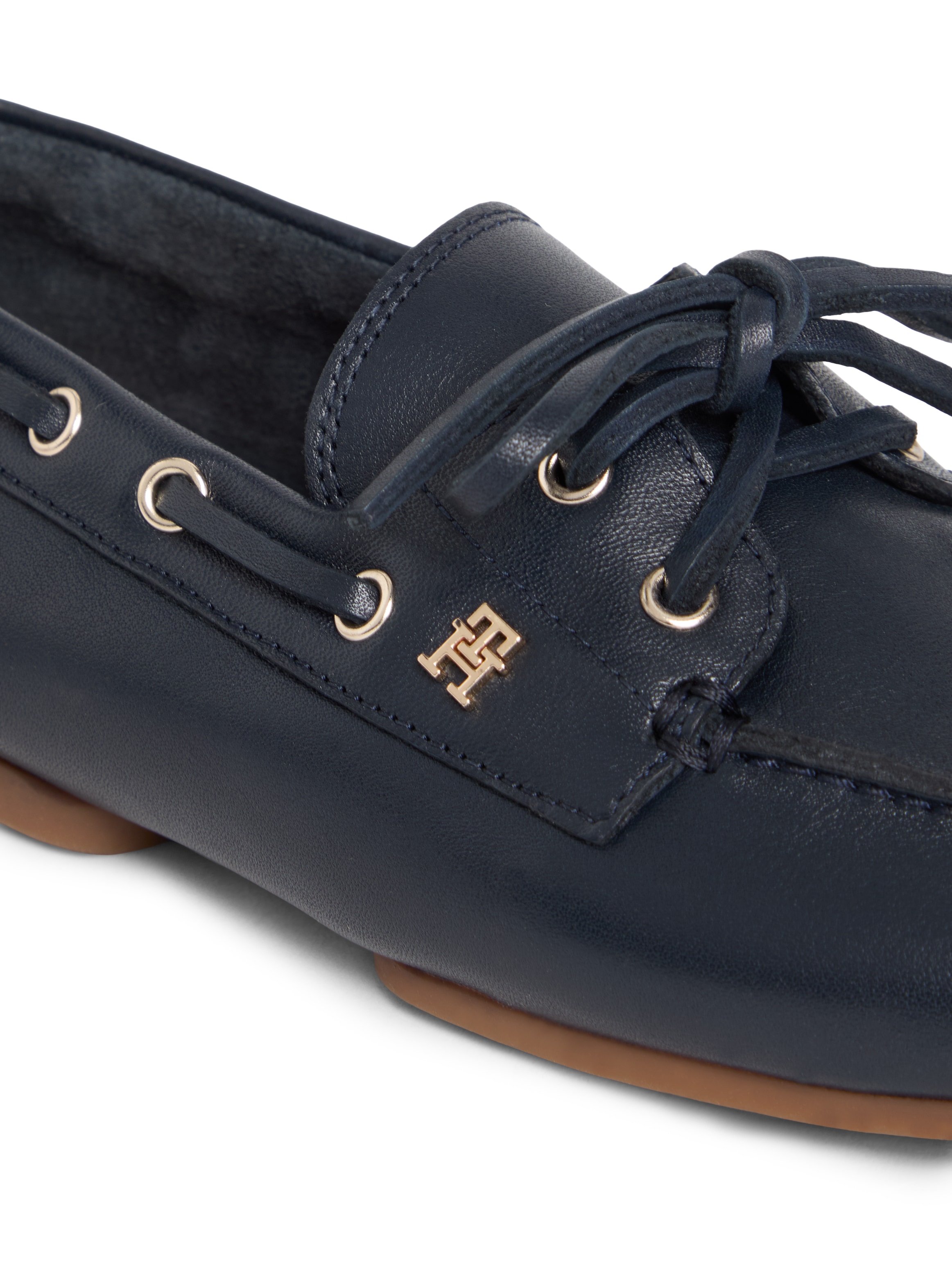 Tommy Hilfiger Bootsschuh »TH SLEEK LEATHER BOAT SHOE«  Bootsschuh, Businessschuh mit Blockabsatz und Ösen mit Durchzug