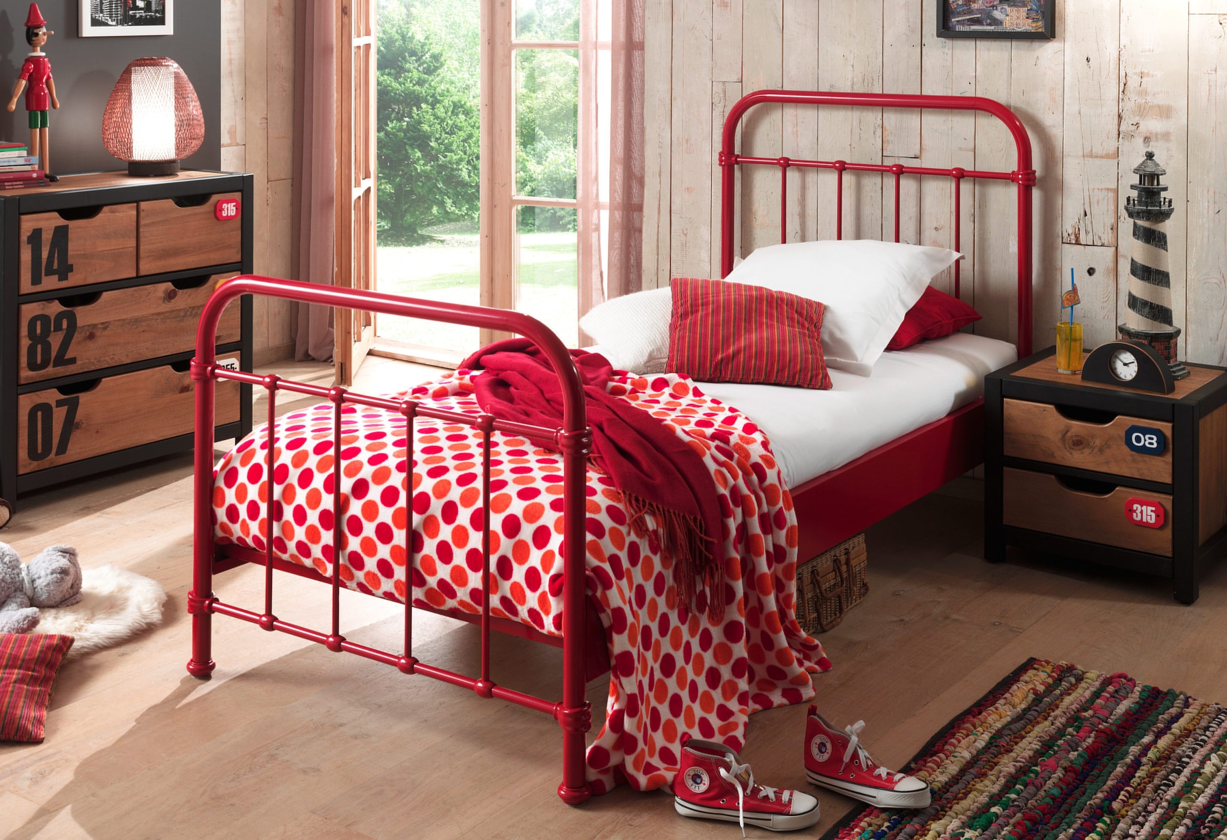 rotes, modernes Metallbett