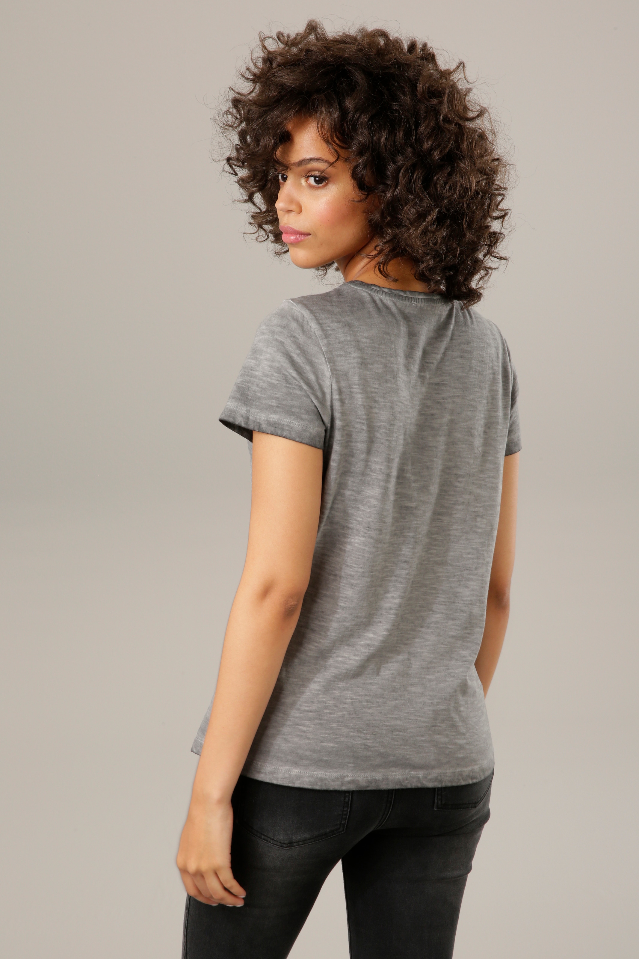 CASUAL Glitzersteinchen im OTTO Online Aniston mit verzierter T-Shirt, Shop Frontdruck