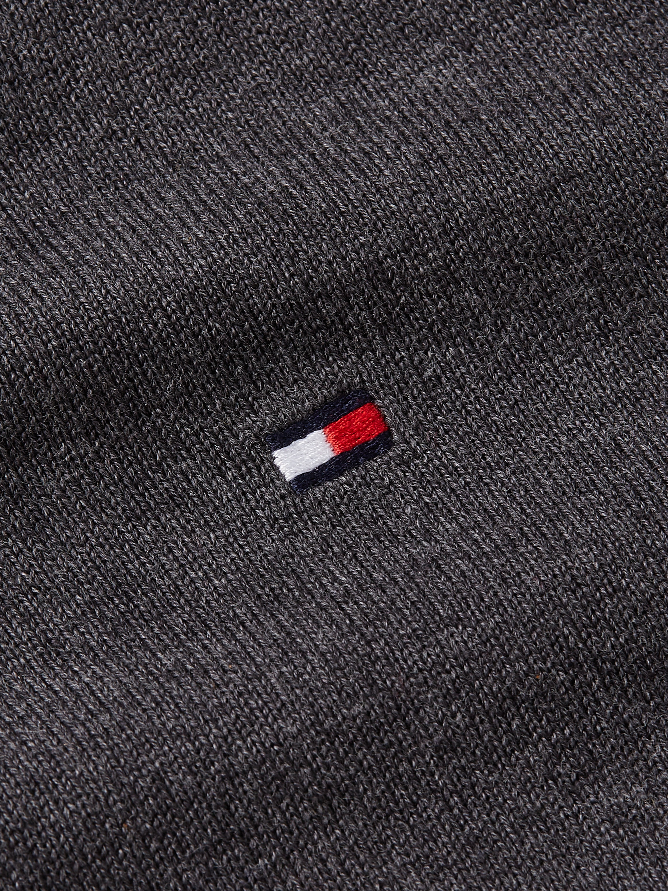 Tommy Hilfiger Strickpullover »ESSENTIAL COTTON V NECK mit V-Ausschnitt und Stickerei«, unifarben, casual, regular fit, Baumwolle, V-Ausschnitt