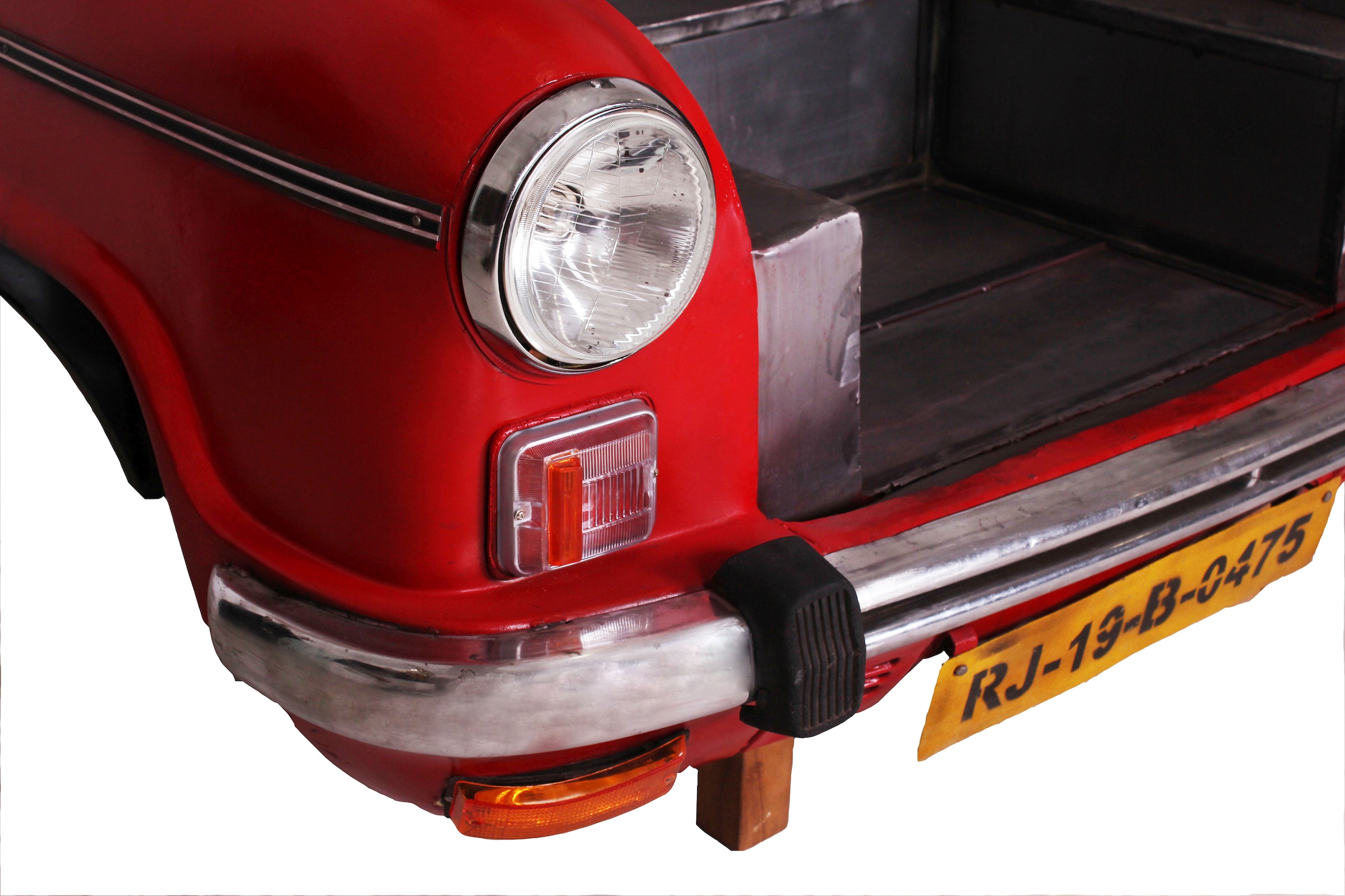 SIT Möbelblende, Recycelte Auto-Front, innen mit einem Edelstahl-Gasgrill