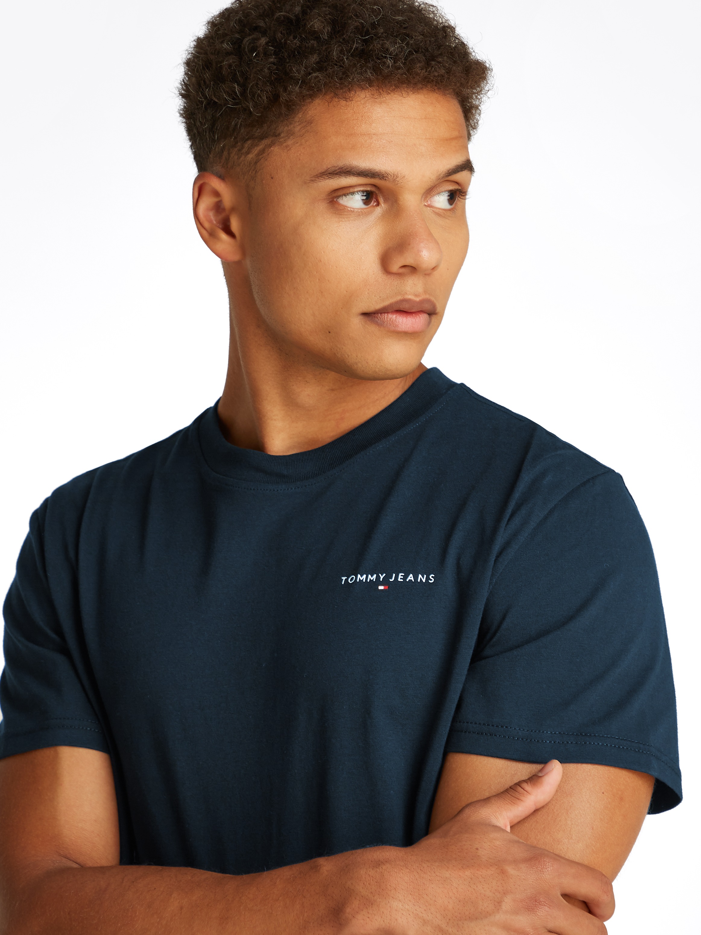 Tommy Jeans T-Shirt »TJM SLIM LINEAR CHEST SS TEE EXT«, mit Logodruck
