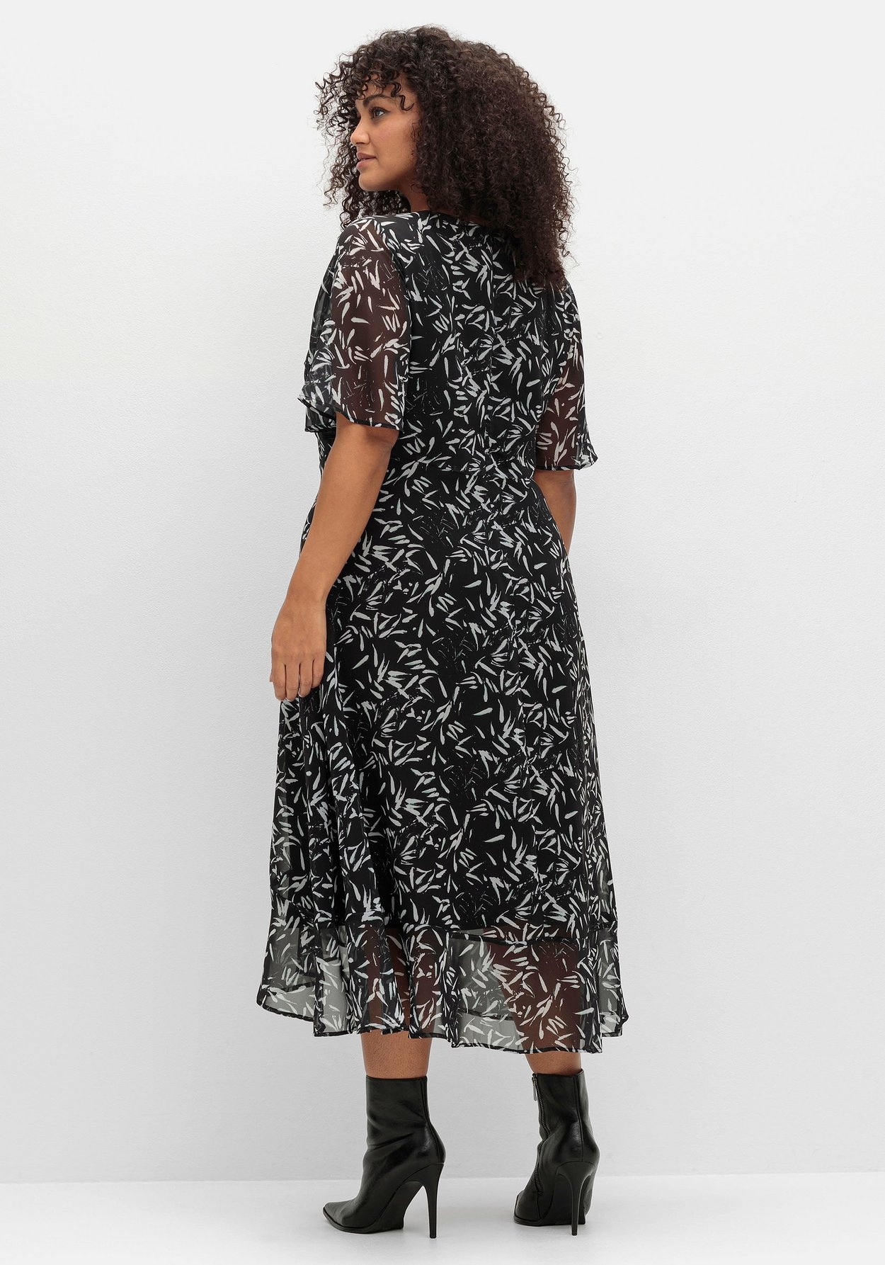 Sheego Chiffonkleid »Chiffonkleid mit Blumendruck und Volant am Saum«