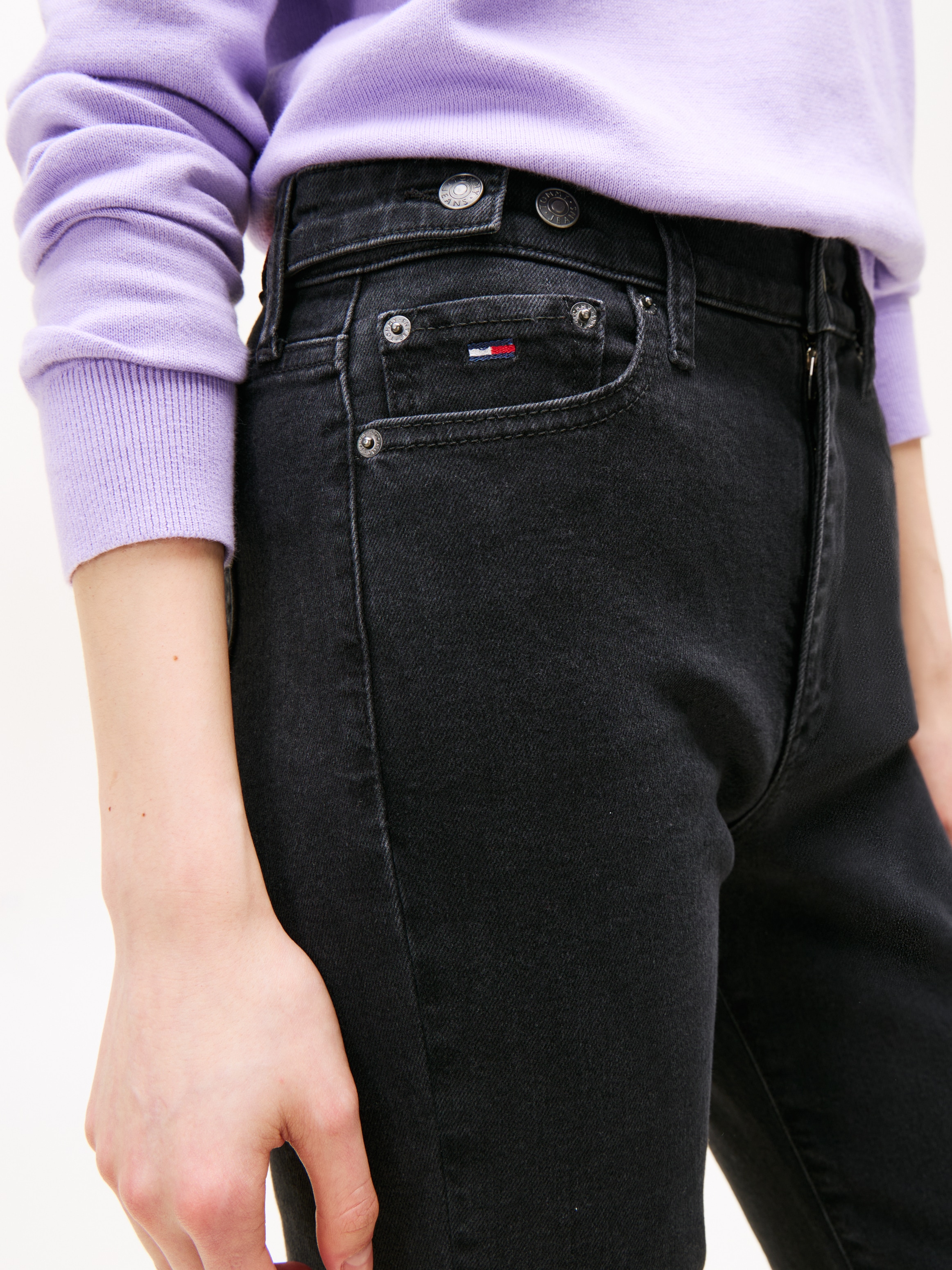 Tommy Jeans Bootcut-Jeans »SYLVIA HGH FLR«, Weite Beinform und Logo Stickerei auf der Gesäßtasche