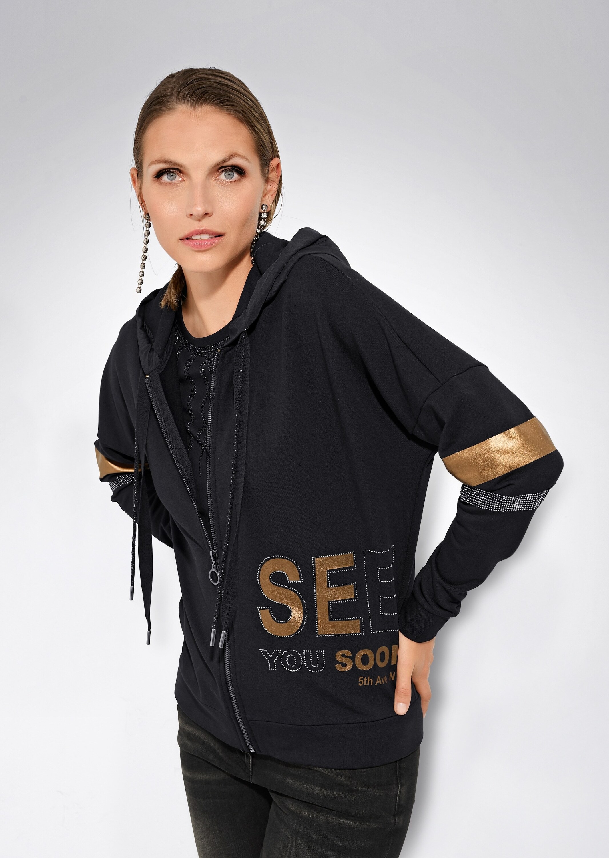 MADELEINE Kurzjacke »Kapuzenjacke Glänzende Oversized-Jacke mit Strass«