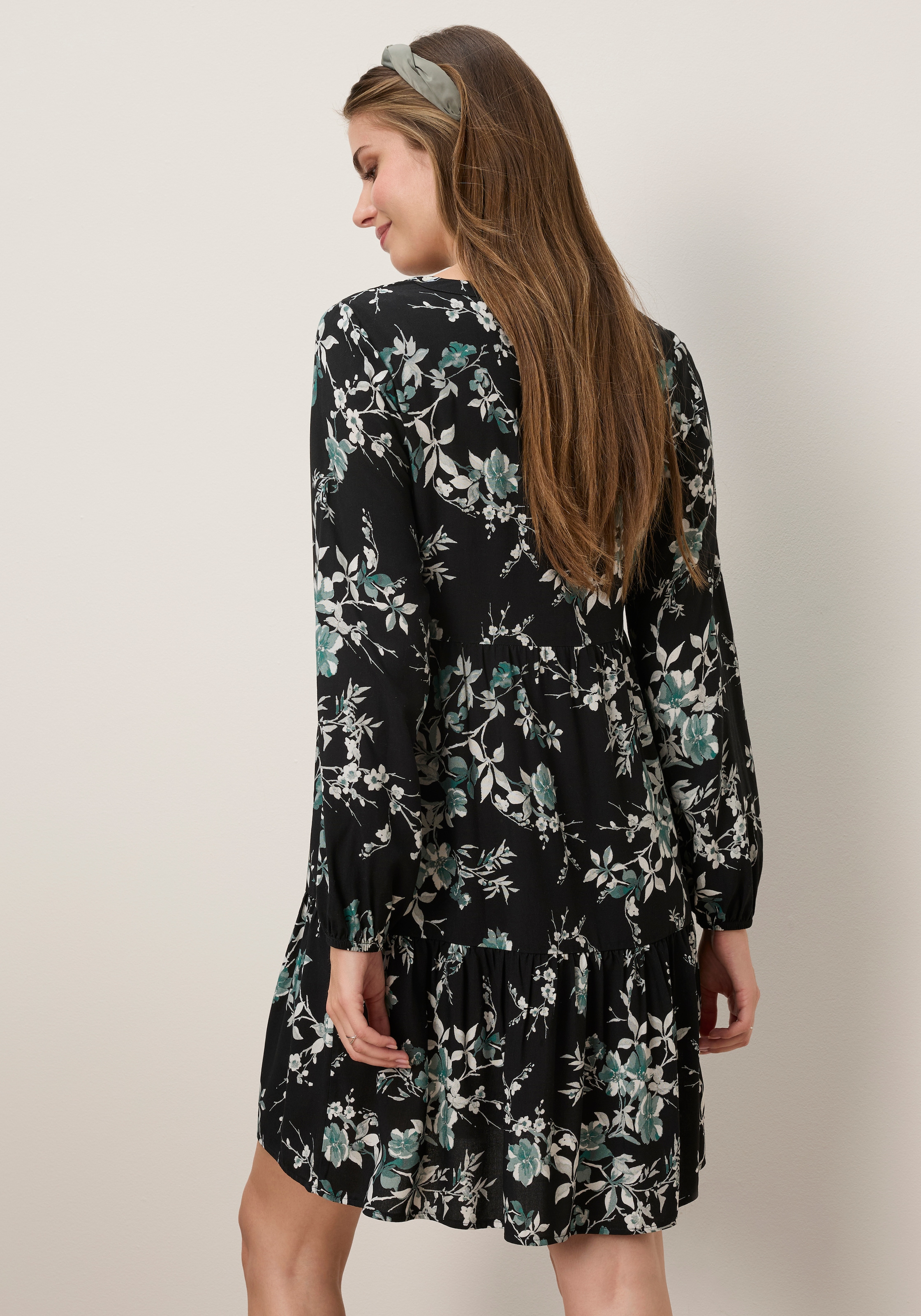 Tamaris A-Linien-Kleid »mit Blumen-Design und Rüschen« aus Viskose