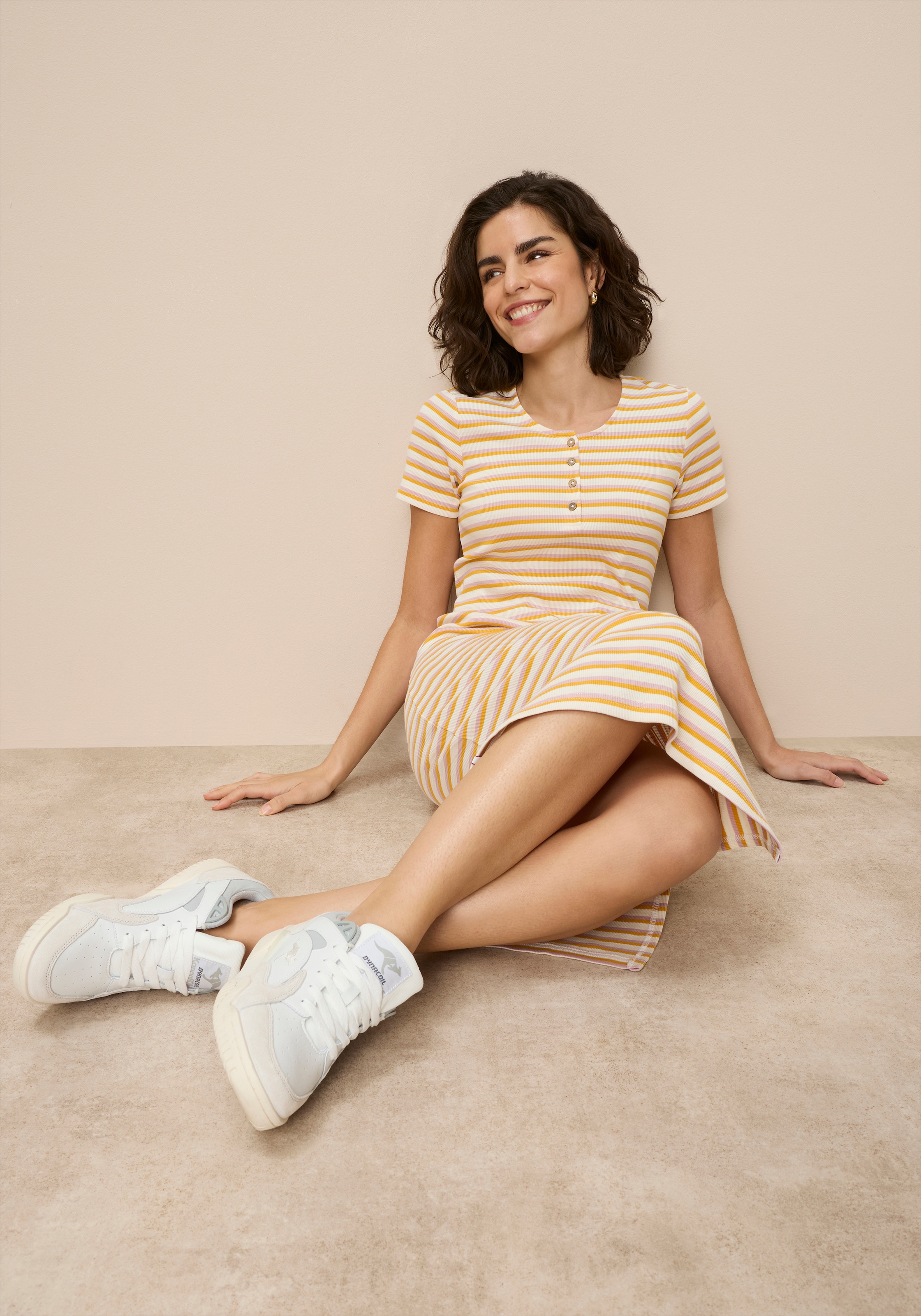 KangaROOS Midikleid Midikleid, figurbetonte Passform, Kurzarm, mit Schlitz am Saum