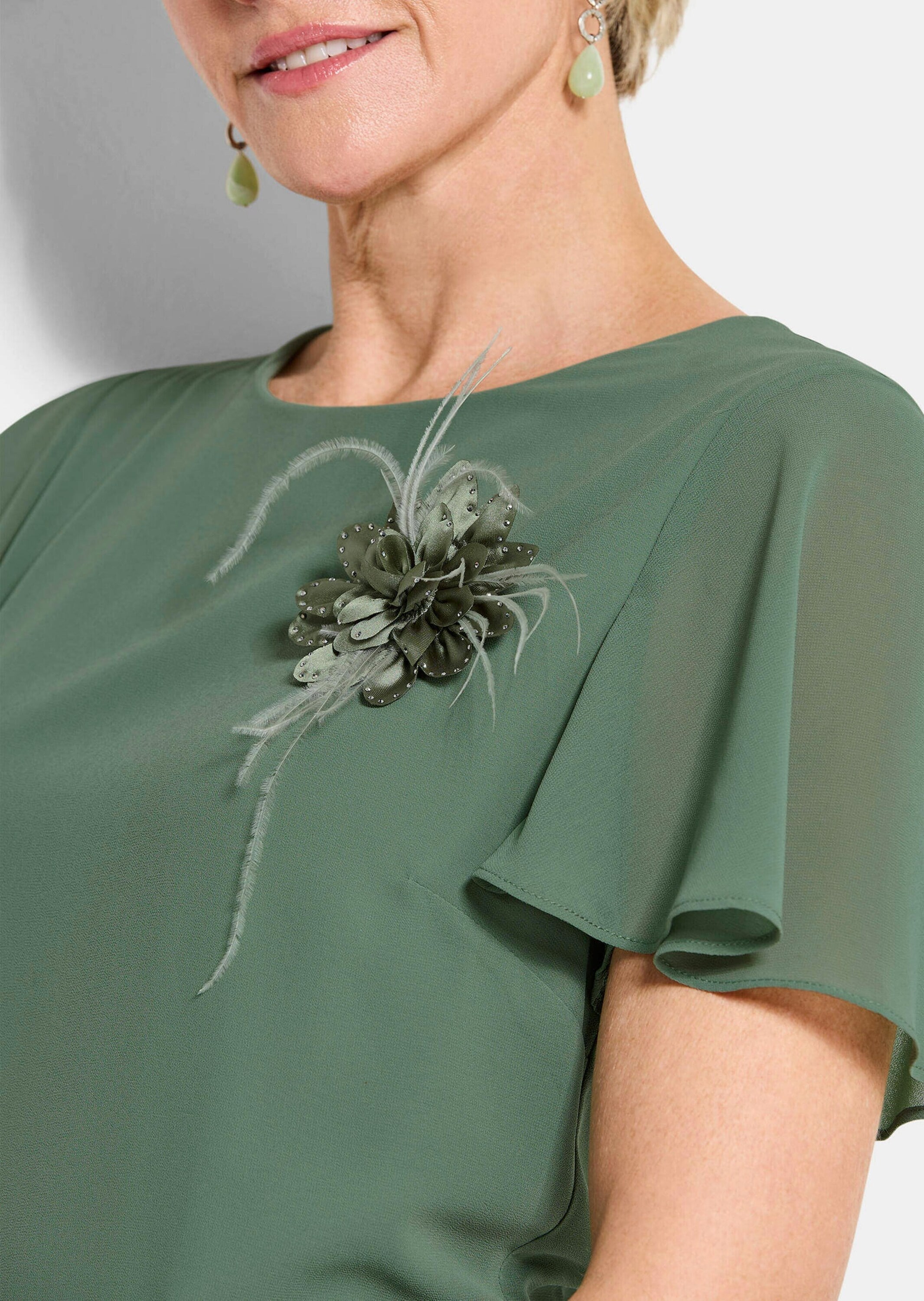 GOLDNER Sommerkleid »Kurzgröße Elegantes Chiffon-Kleid mit Brosche«