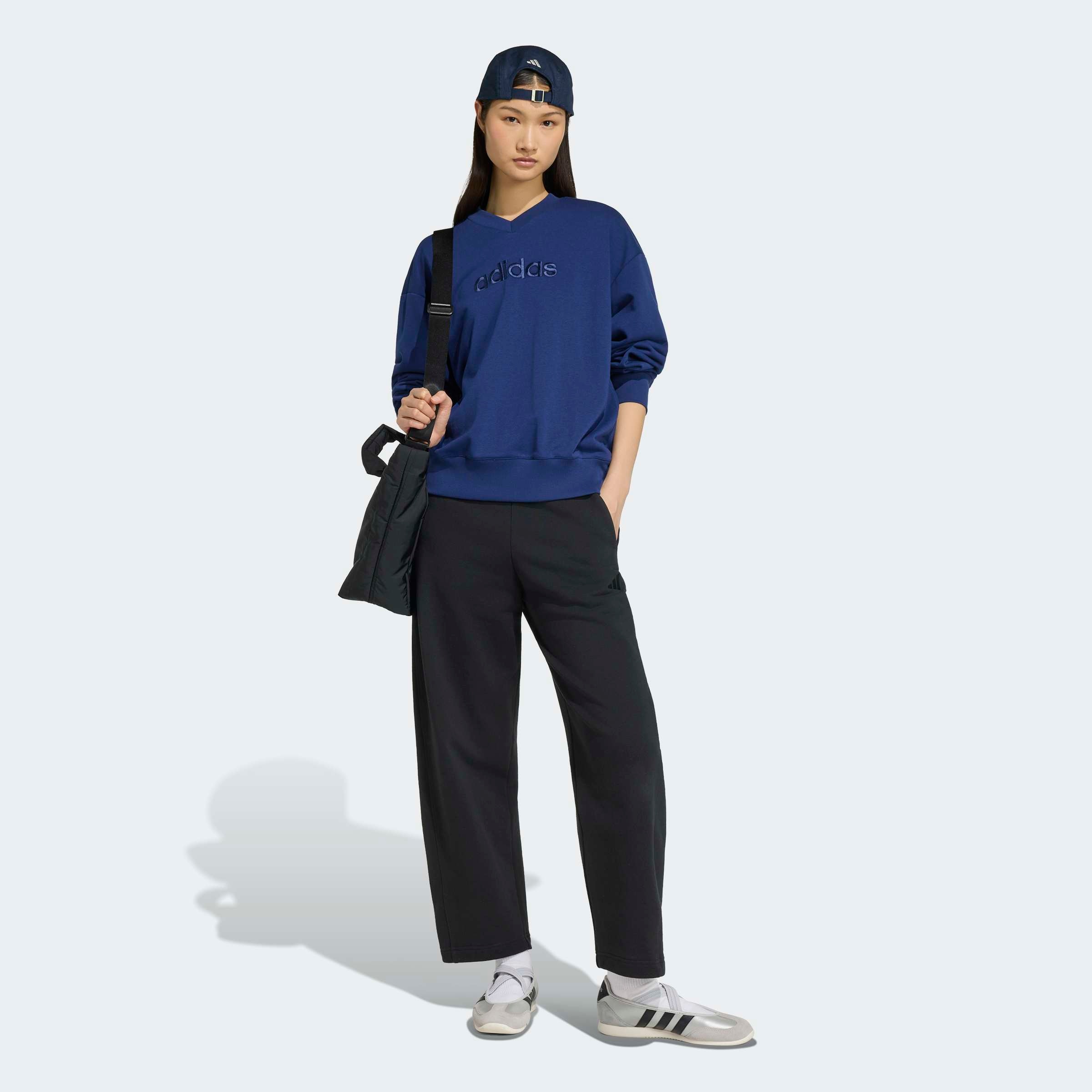 adidas Sportswear Sweatshirt »SEASONAL ESSENTIALS SATIN-, V-AUSSCHNITT«, mit V-Ausschnitt, ohne Verschluss, in normaler Länge
