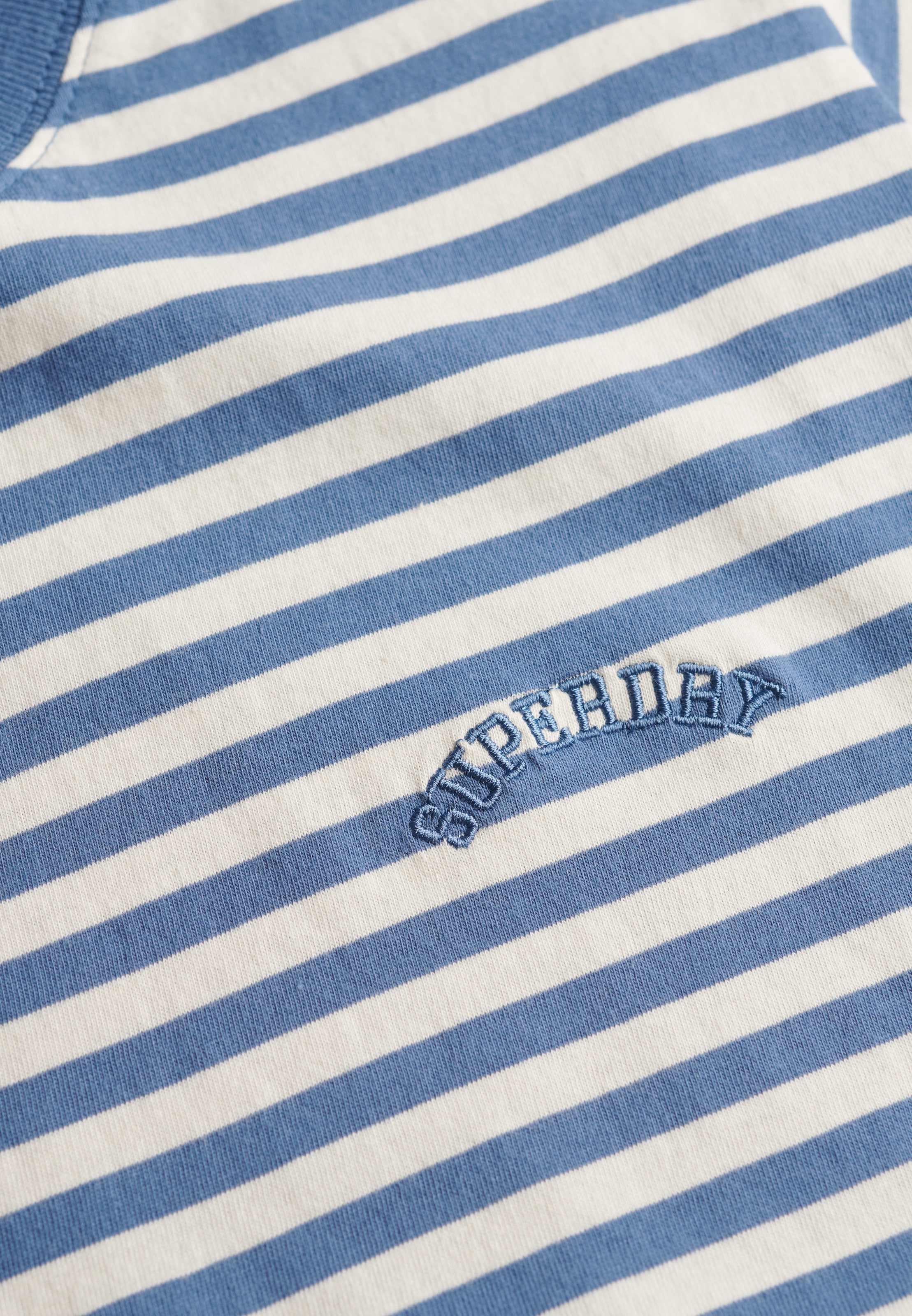 Superdry T-Shirt »ESSENTIAL LOGO STR FITTED TEE«, angenehmes Tragegefühl durch besonders weiche Haptik