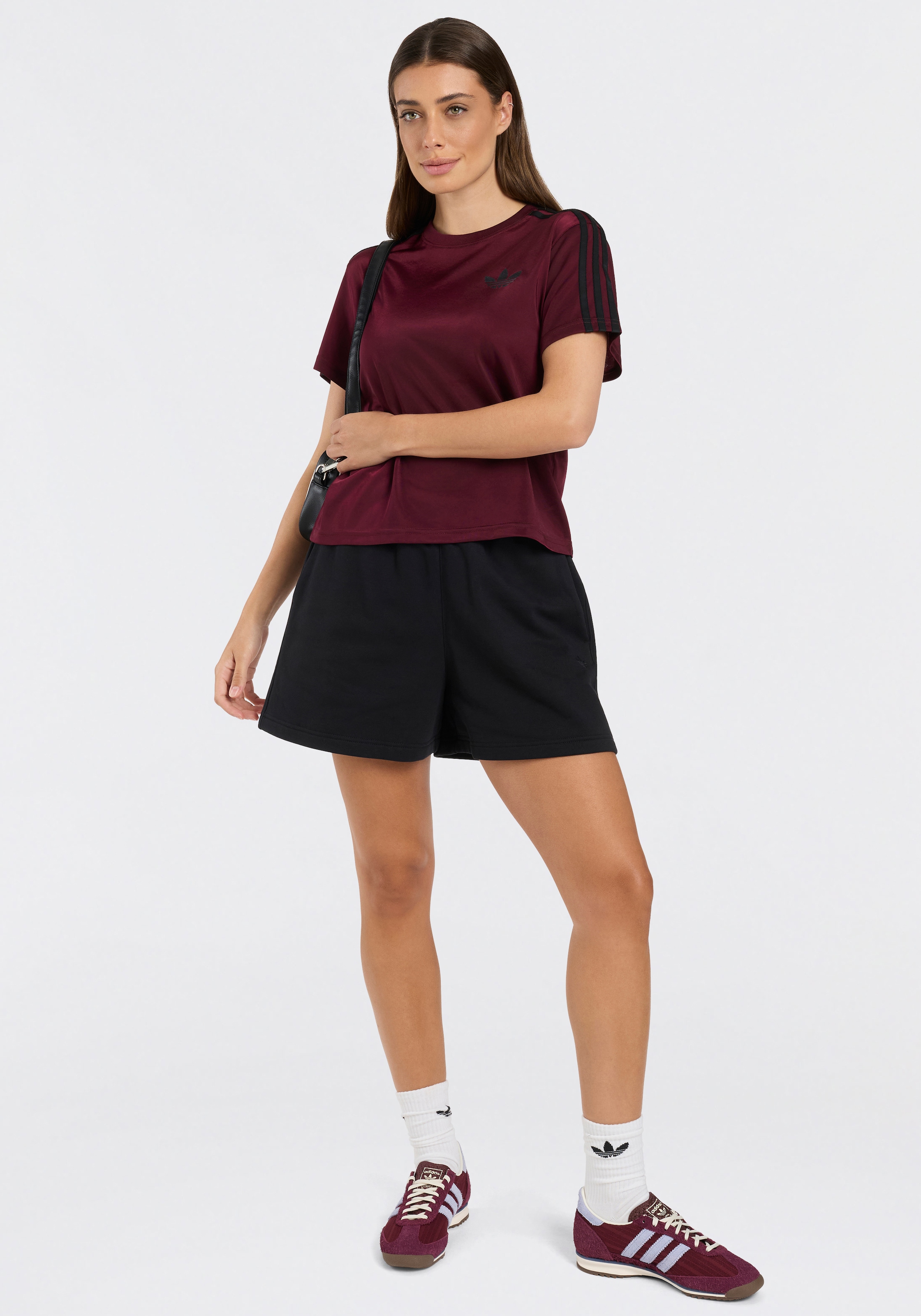 adidas Originals Shorts »ESSENTIALS FLEECE-, LOCKER GESCHNITTEN«  mit engem Schnitt, aus Baumwolle und Polyester