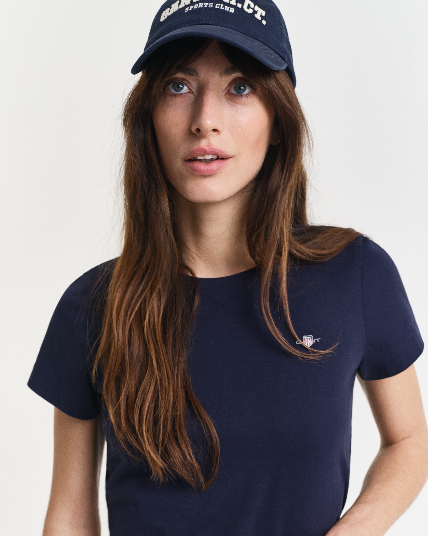 Gant T-Shirt »REG SHIELD KA T-SHIRT«, mit einer kleinen aufgestickten Wappen-Grafik auf der Brust