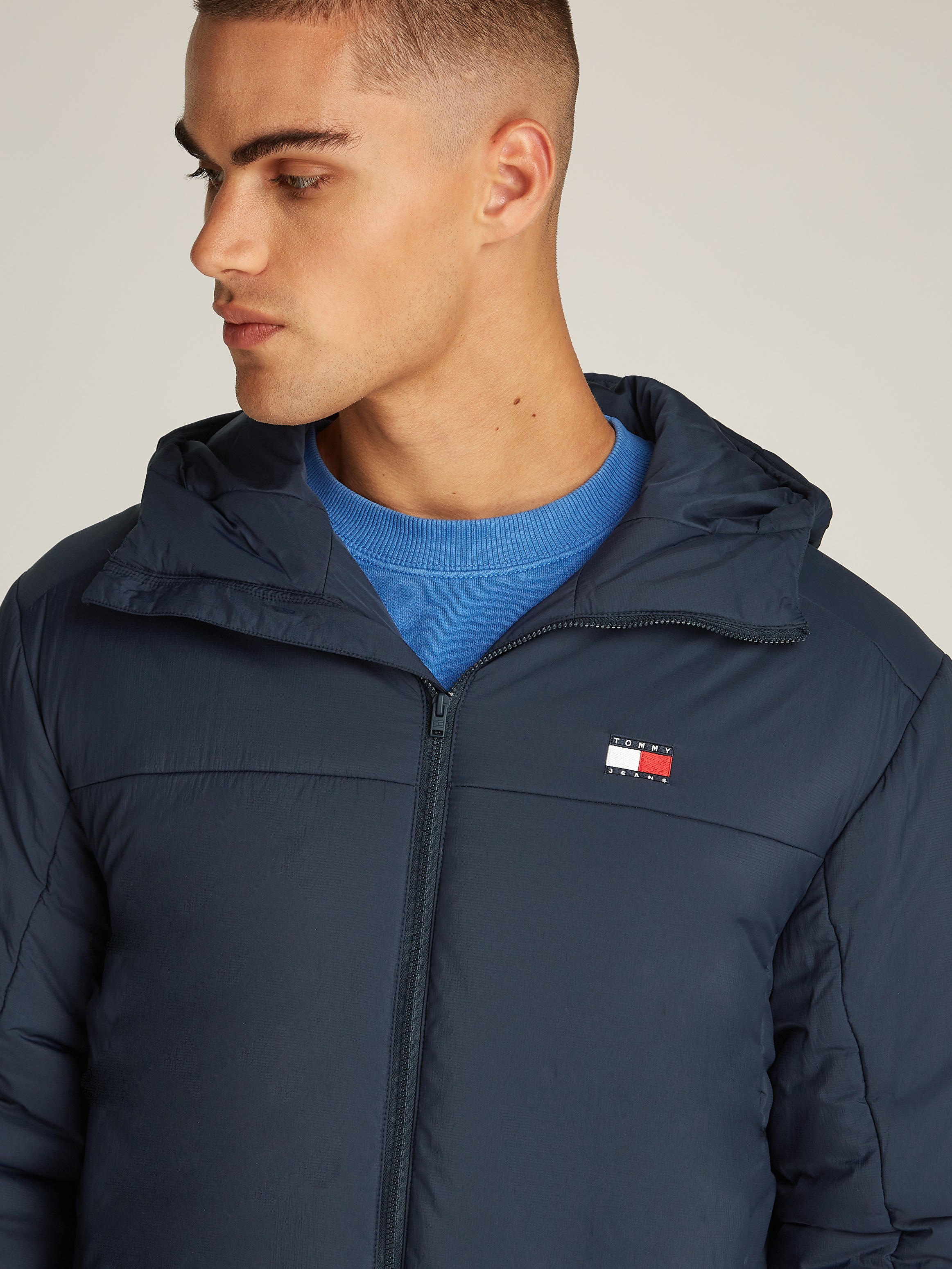 Tommy Jeans Kurzjacke »TJM LT POLY JACKET EXT«, mit Kapuze, mit Logostickerei