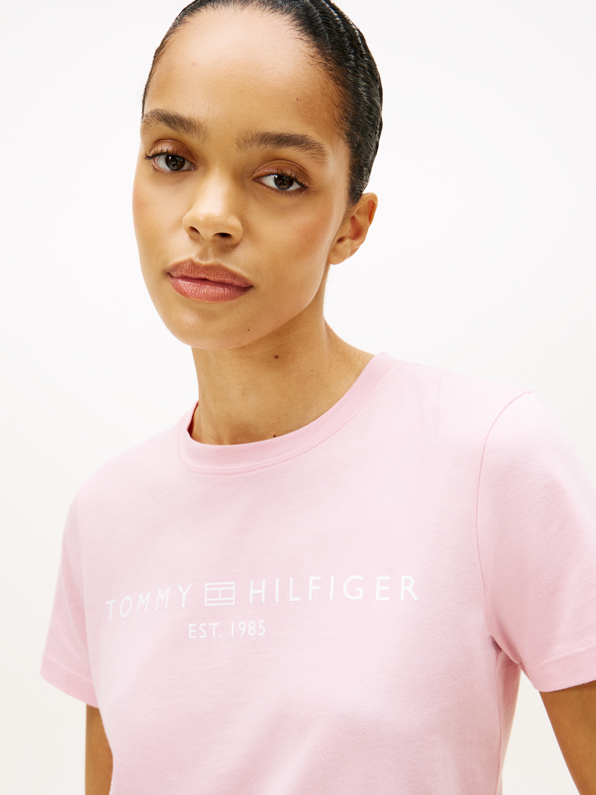 Tommy Hilfiger Kurzarmshirt »REG CORP LOGO C-NK mit Logoschriftzug und Stickerei« Baumwolle