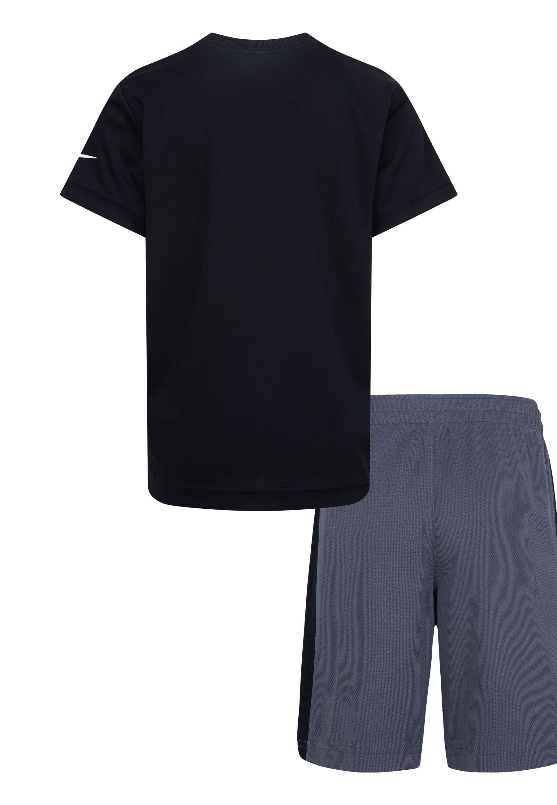 Nike Sportswear Shirt & Shorts