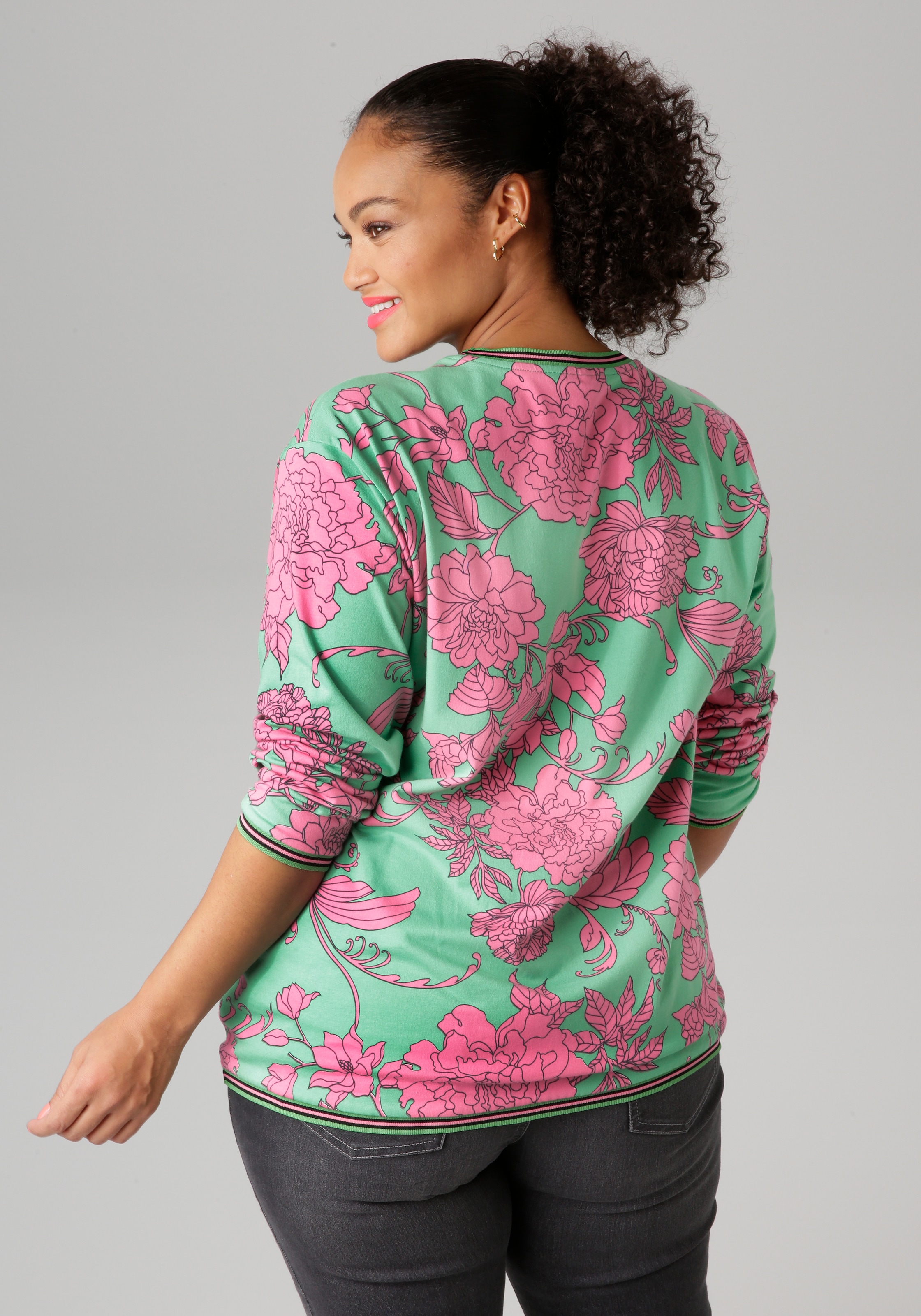 Aniston PLUS Sweatshirt, mit großflächigen, grafischen Blumen bedruckt