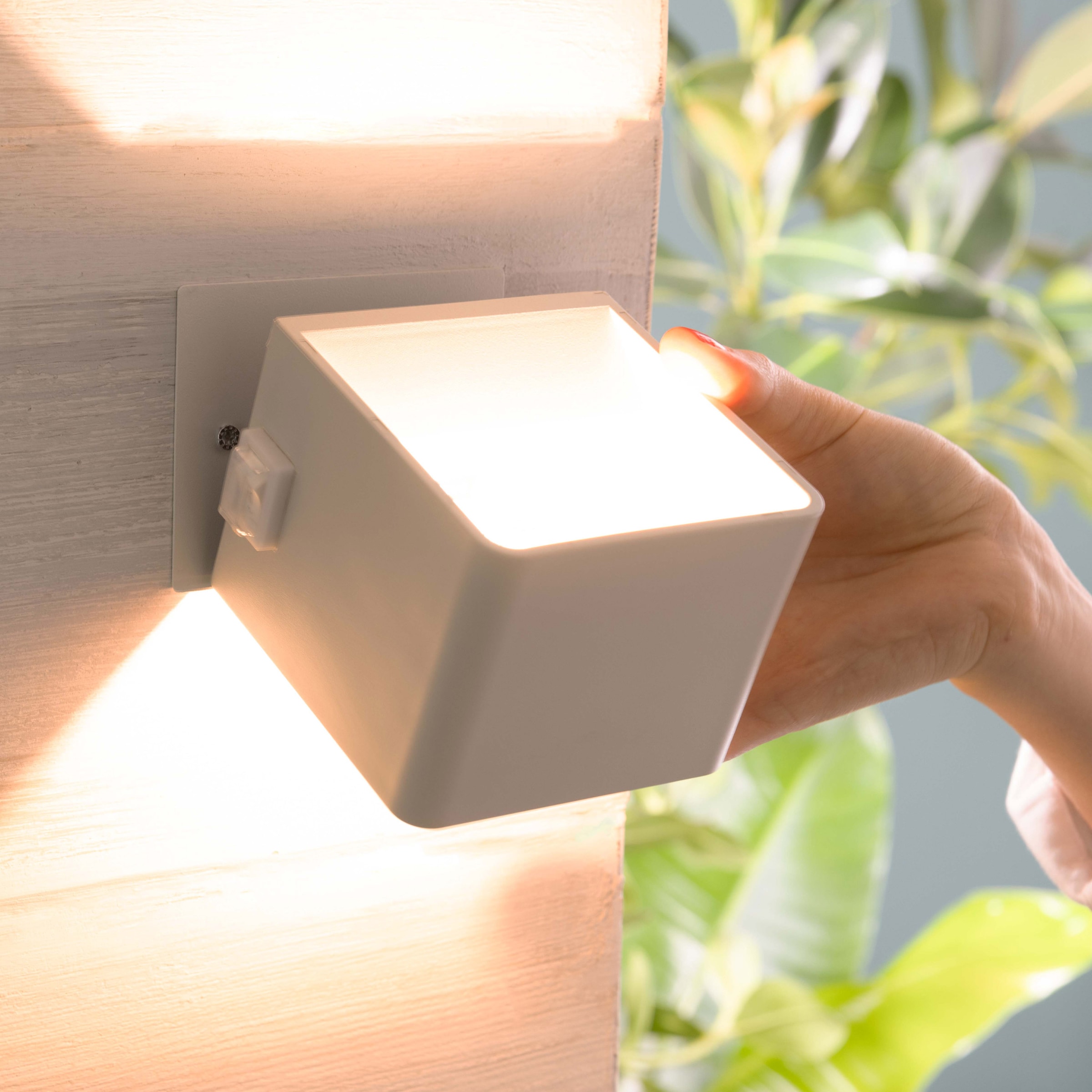 Brilliant Außen-Wandleuchte »Iseo - portable Akkuleuchte inkl. Magnetplatte« LED-Modul 1 Stk. Warmweiß Akku, 300 lm, 3000 K, USB, schwarz, mobile Außenlampe, Wandlampe