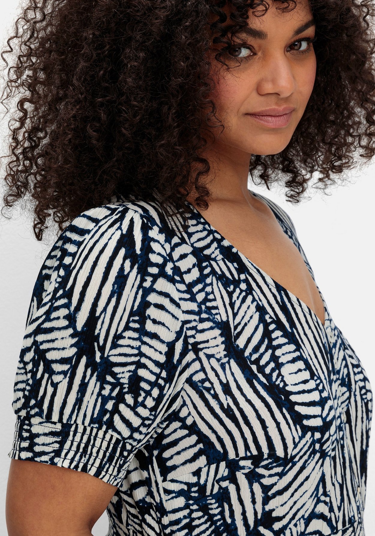 Sheego Sommerkleid »Maxikleid mit Grafikprint und Volantsaum«