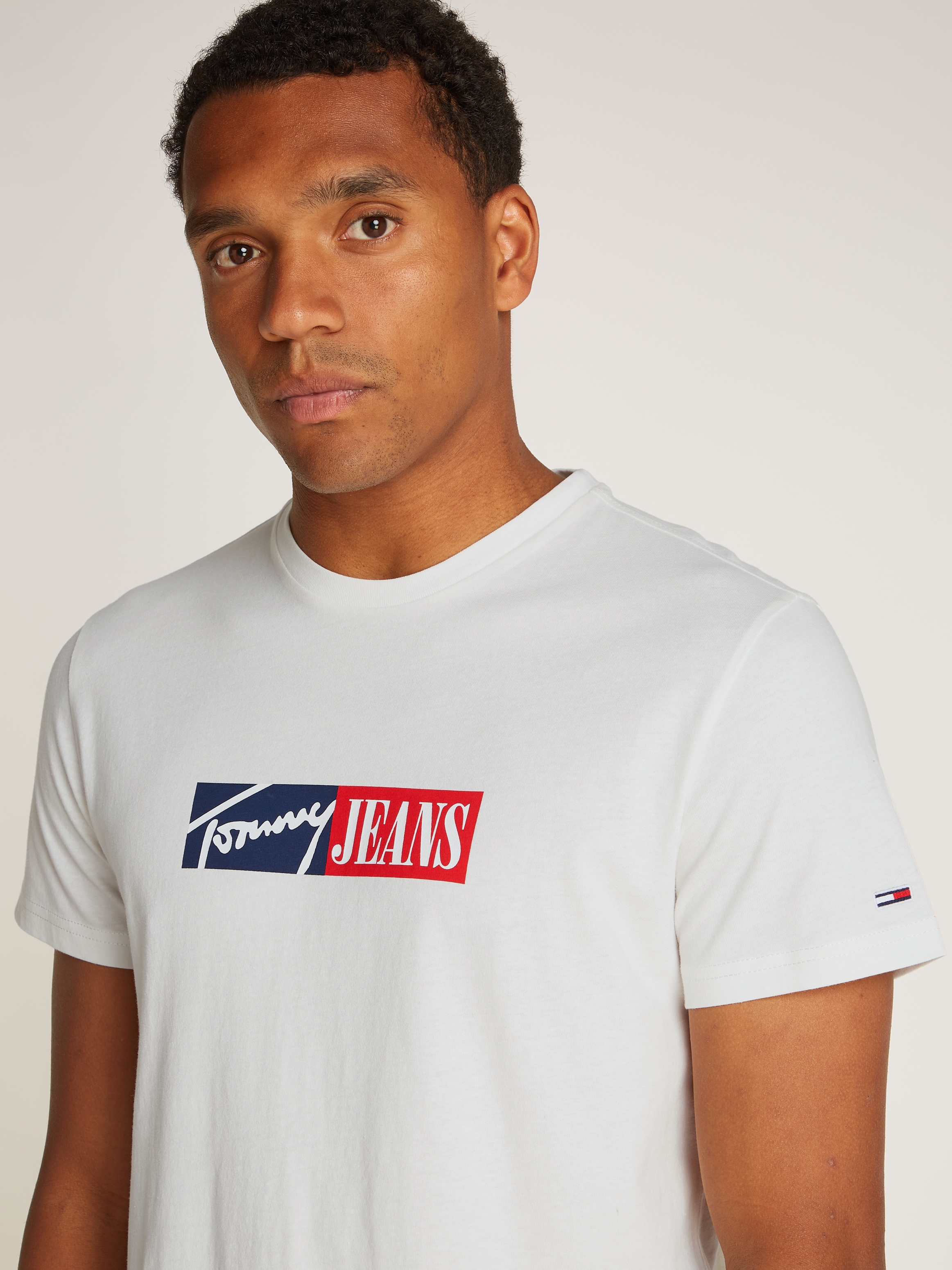 Tommy Jeans T-Shirt »TJM SLIM ENTRY GRAPHIC TEE EXT«, mit Logo auf der Brust