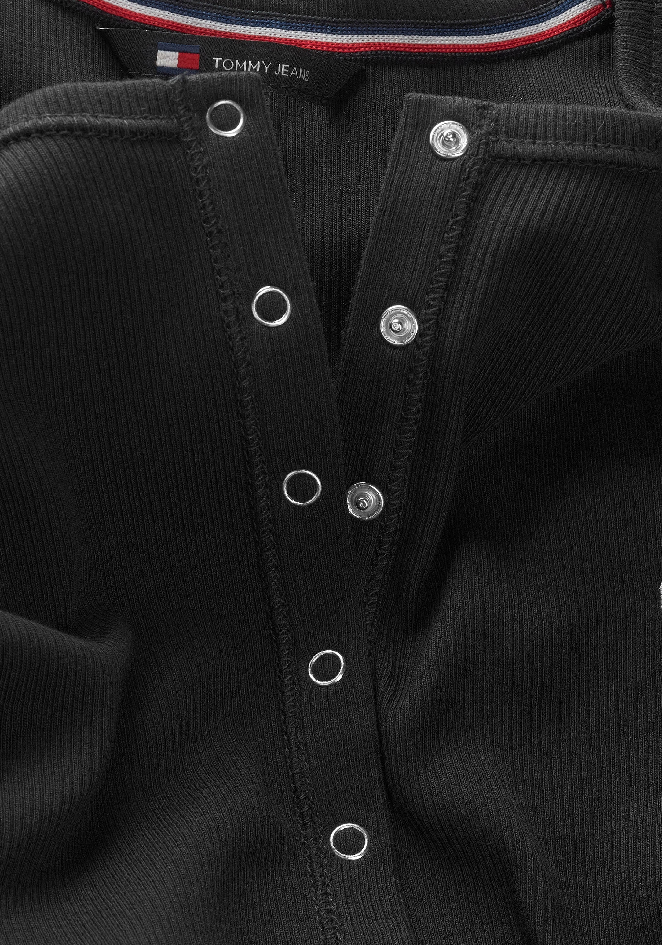 Tommy Jeans Langarmshirt »TJW CRP HENLEY TOP LS«, in modischer Cropped Form
