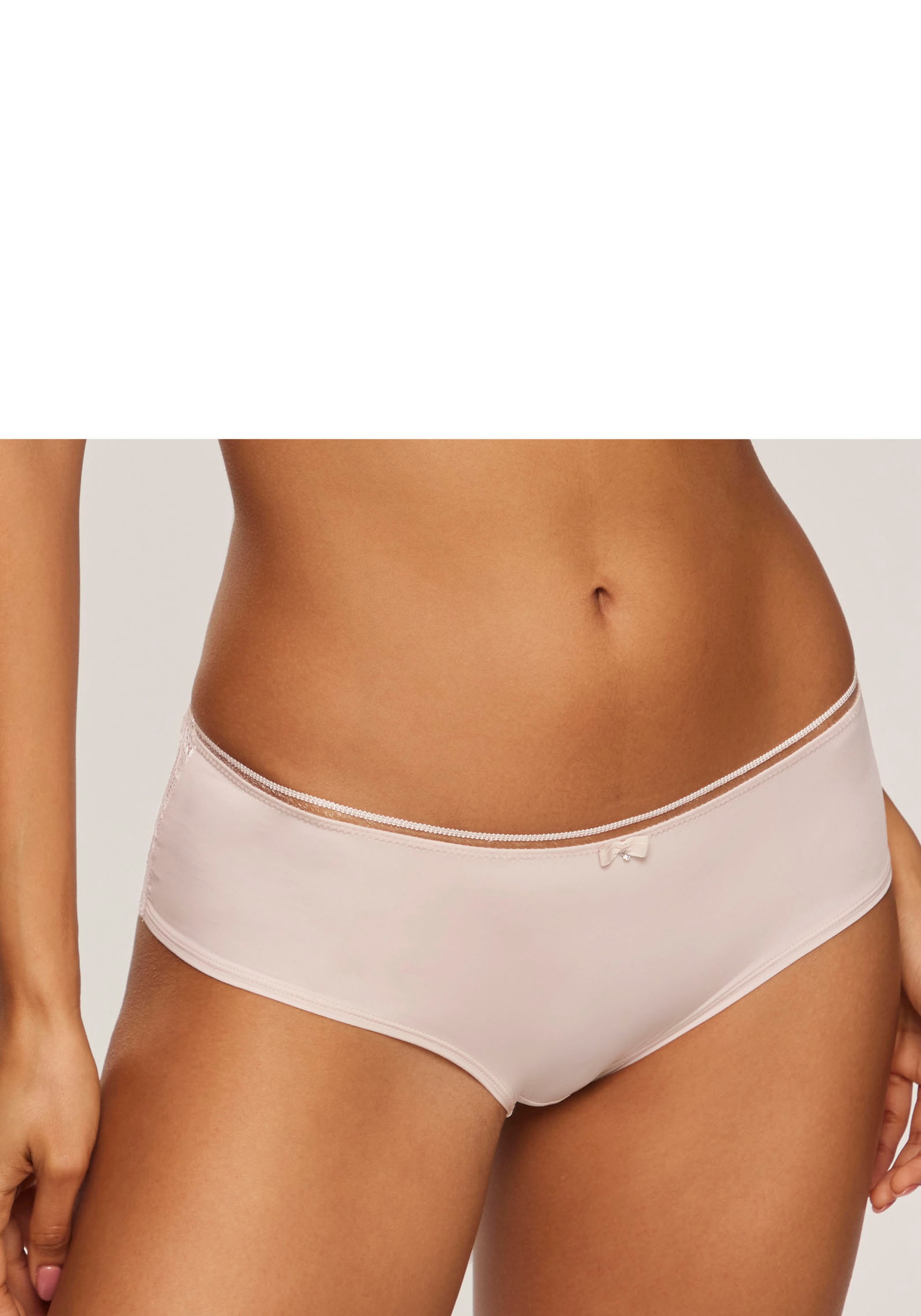 LASCANA Panty »Tiziana«, mit modischer Zierkante und hübschen Accessoires
