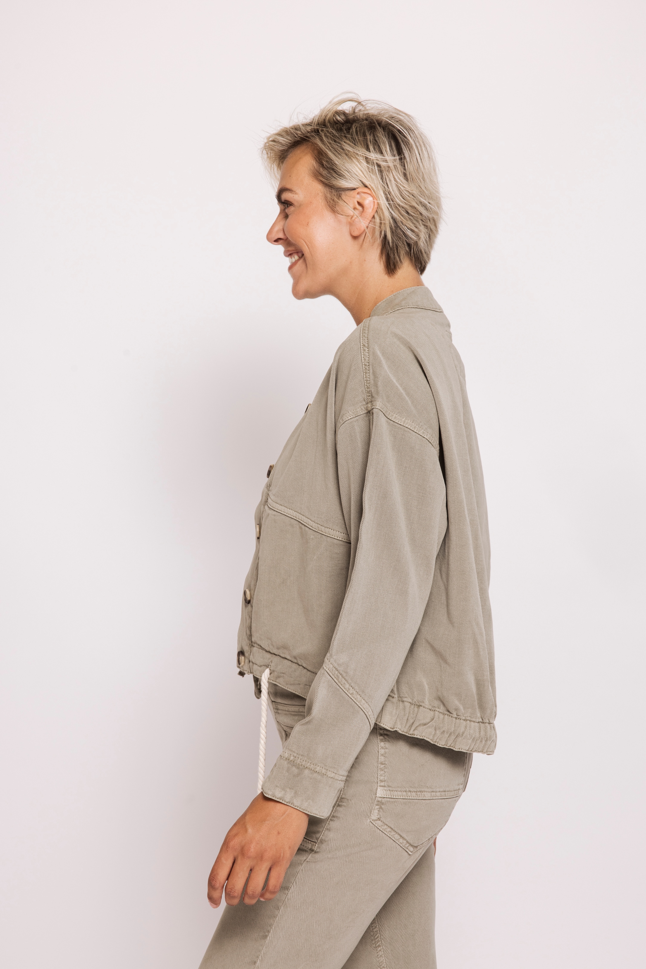 Zhrill Kurzjacke »ZHCALISTA« große Ziernähte, auffällige Knöpfe