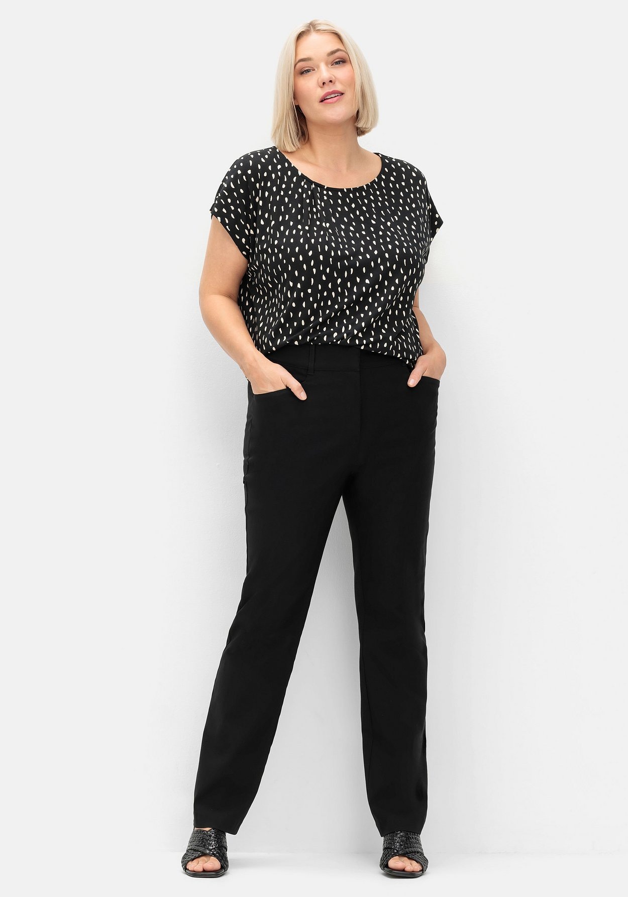 Sheego Rundhalsshirt »Shirt mit Minimal-Alloverdruck«