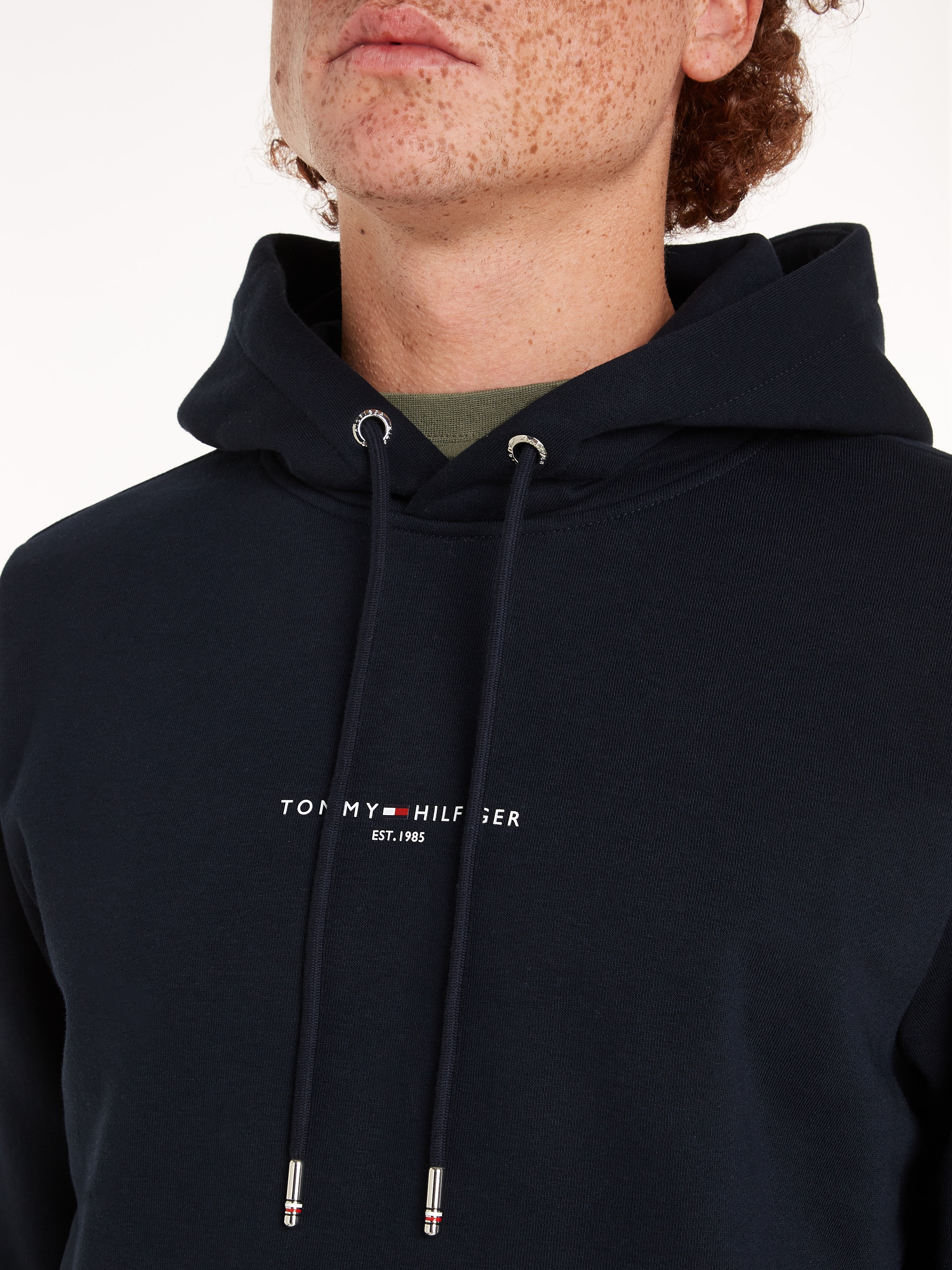 Tommy Hilfiger Hoodie »TOMMY LOGO TIPPED HOODY«, Tommy-Tape innen am Ausschnitt, Flag-Stickerei am Ärmel