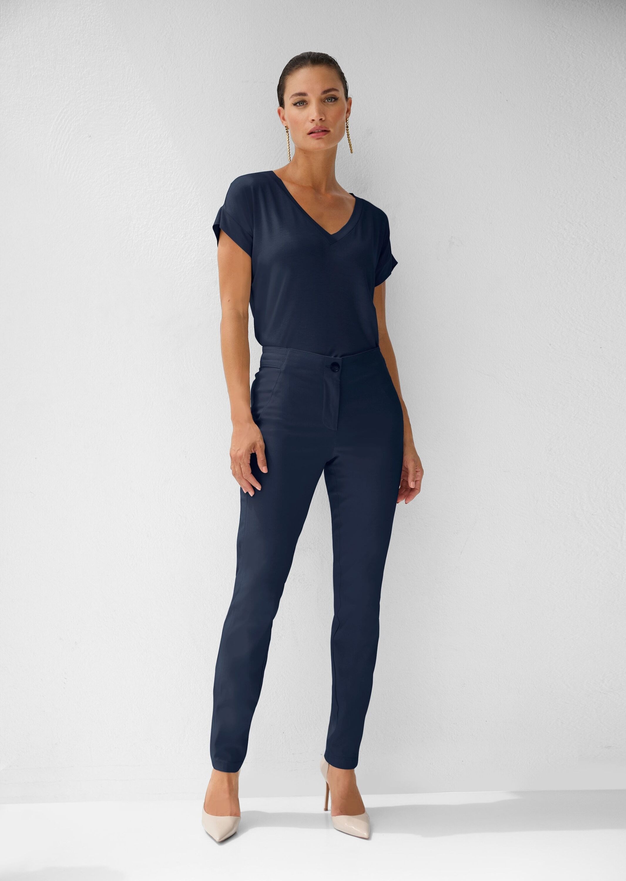 MADELEINE Kurzarmshirt »Shirt Zeitloses Blusenshirt mit V-Ausschnitt«