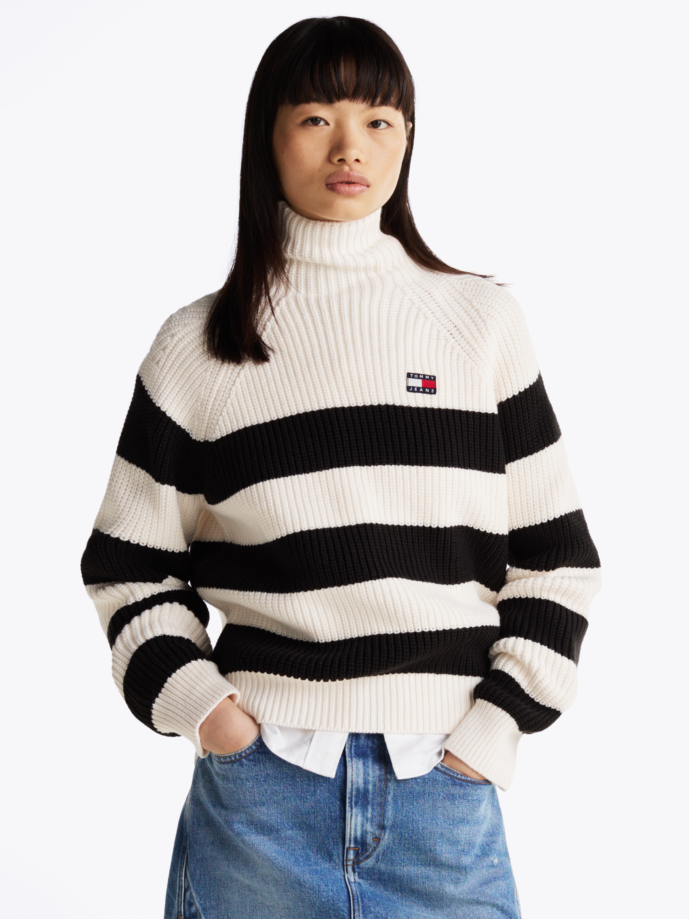 Strickpullover »TJW STRIPE MOCKNCK BADGE SWEATER«, mit Perlfangmuster, Logo-Badge