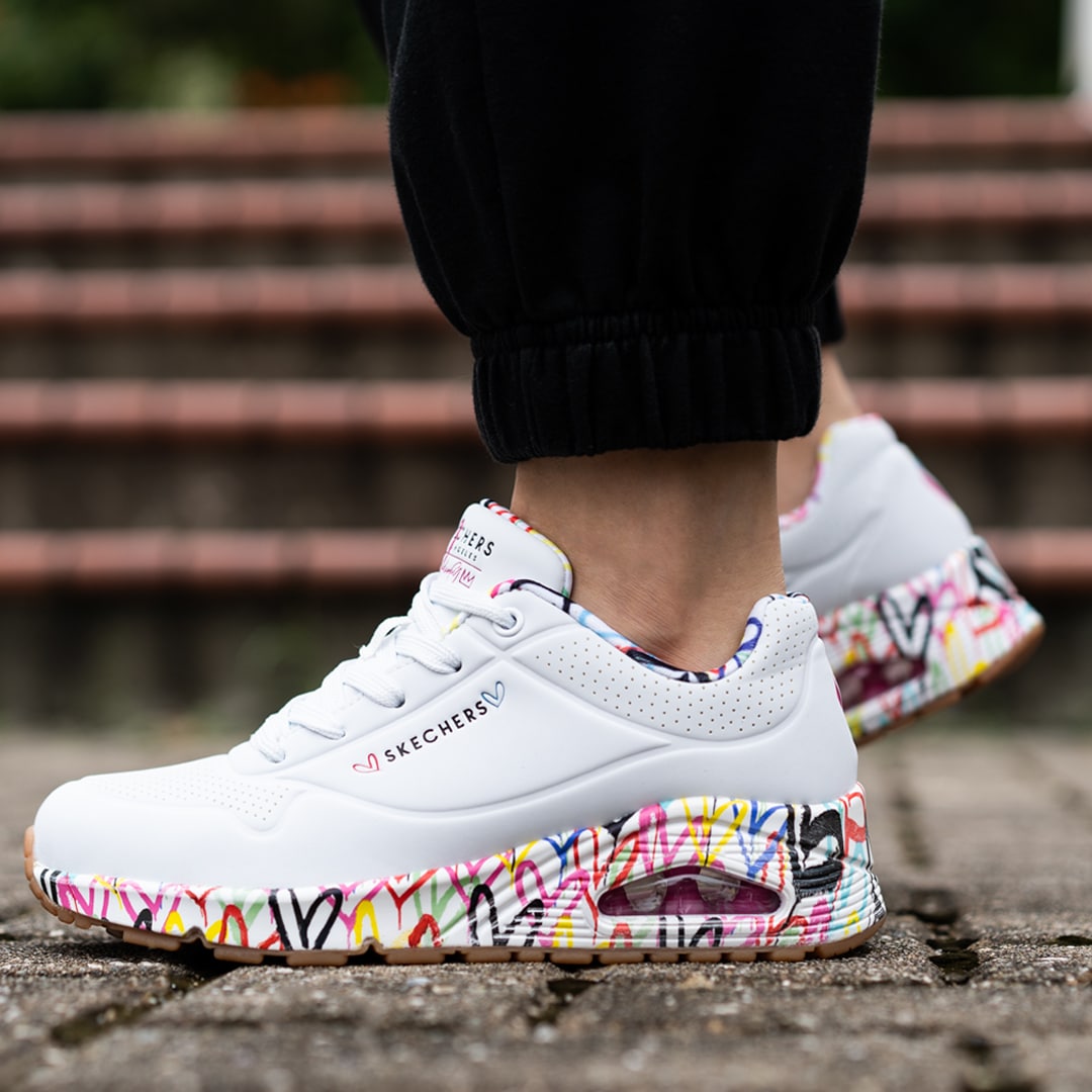 Skechers Wedgesneaker »UNO-LOVING LOVE«, Freizeitschuh, Halbschuh, Schnürschuh mit coolem Graffiti-Print