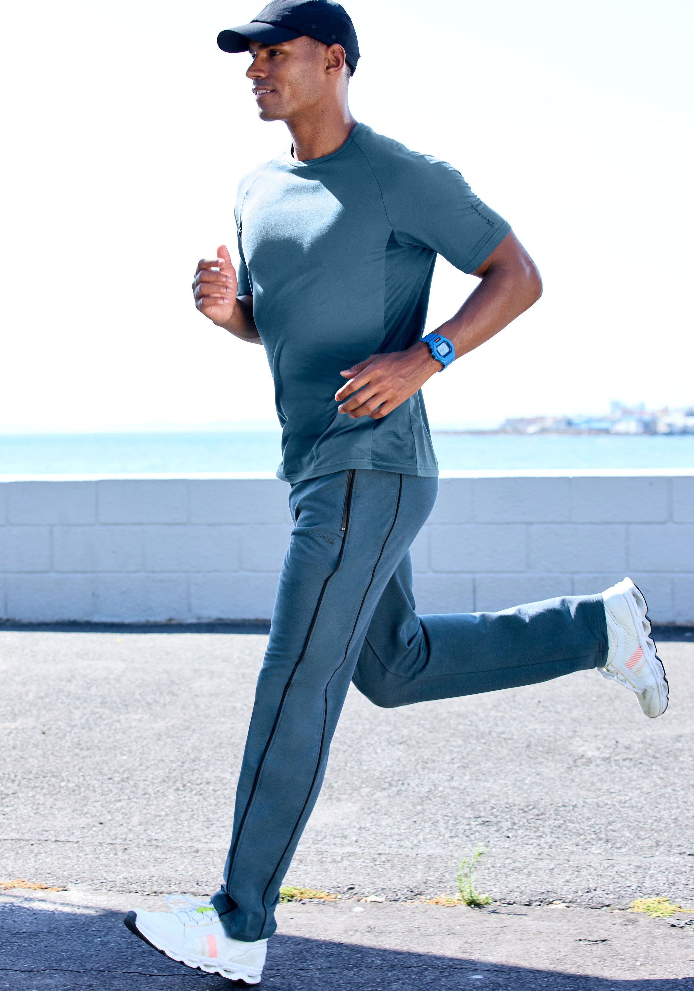 AUTHENTIC LE JOGGER Funktionsshirt mit Rundhalsausschnitt und seitlichen Mesh-Einsatz