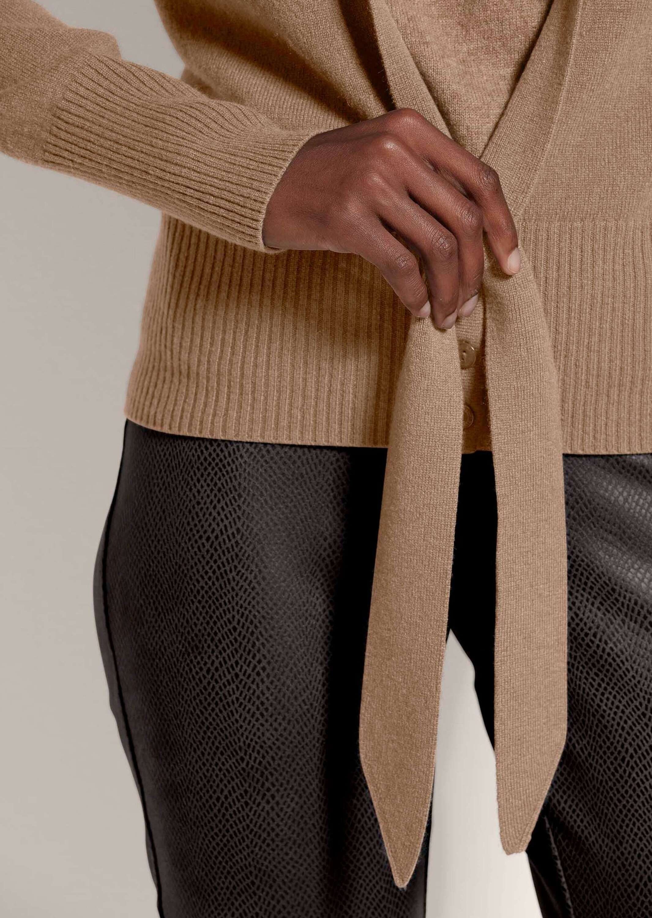 MADELEINE Strickjacke »Strickjacke Kaschmir-Strickjacke mit tiefem V-Ausschnitt und Bindeband«