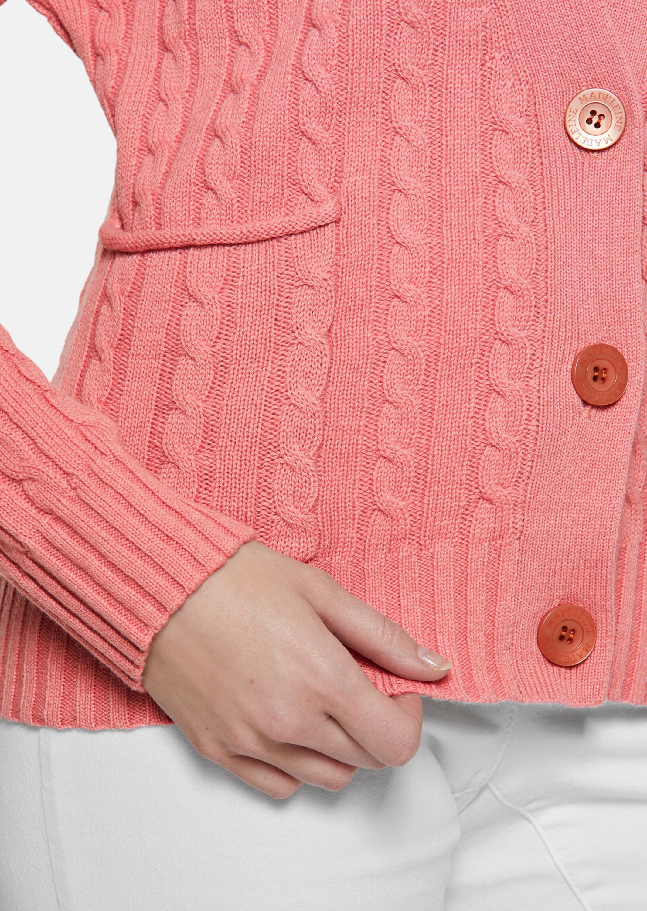 MADELEINE Strickjacke »Strickjacke Strickjacke mit Zopfmuster in angesagten Farben«