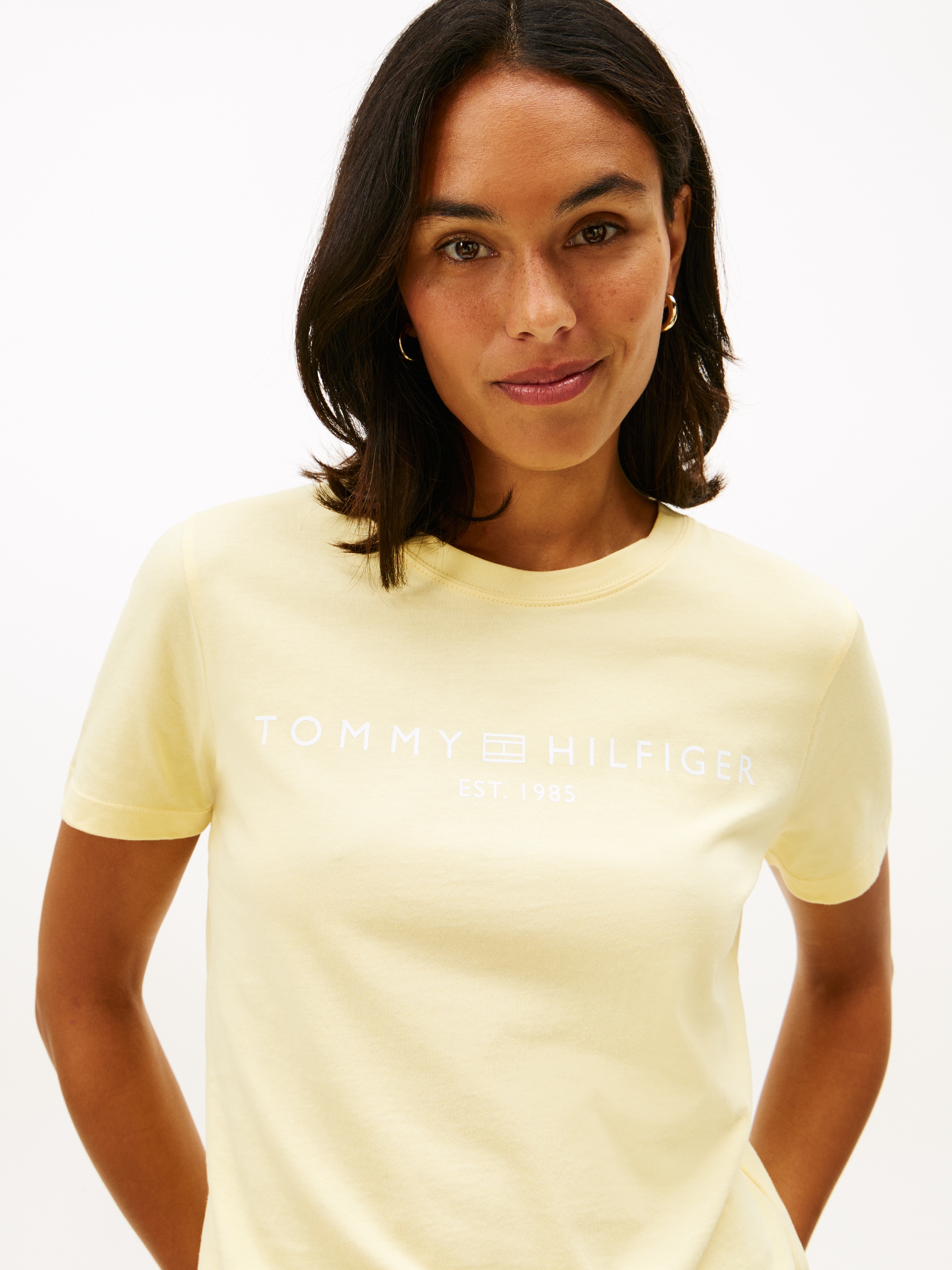 Tommy Hilfiger Kurzarmshirt »REG CORP LOGO C-NK mit Logoschriftzug und Stickerei« Baumwolle