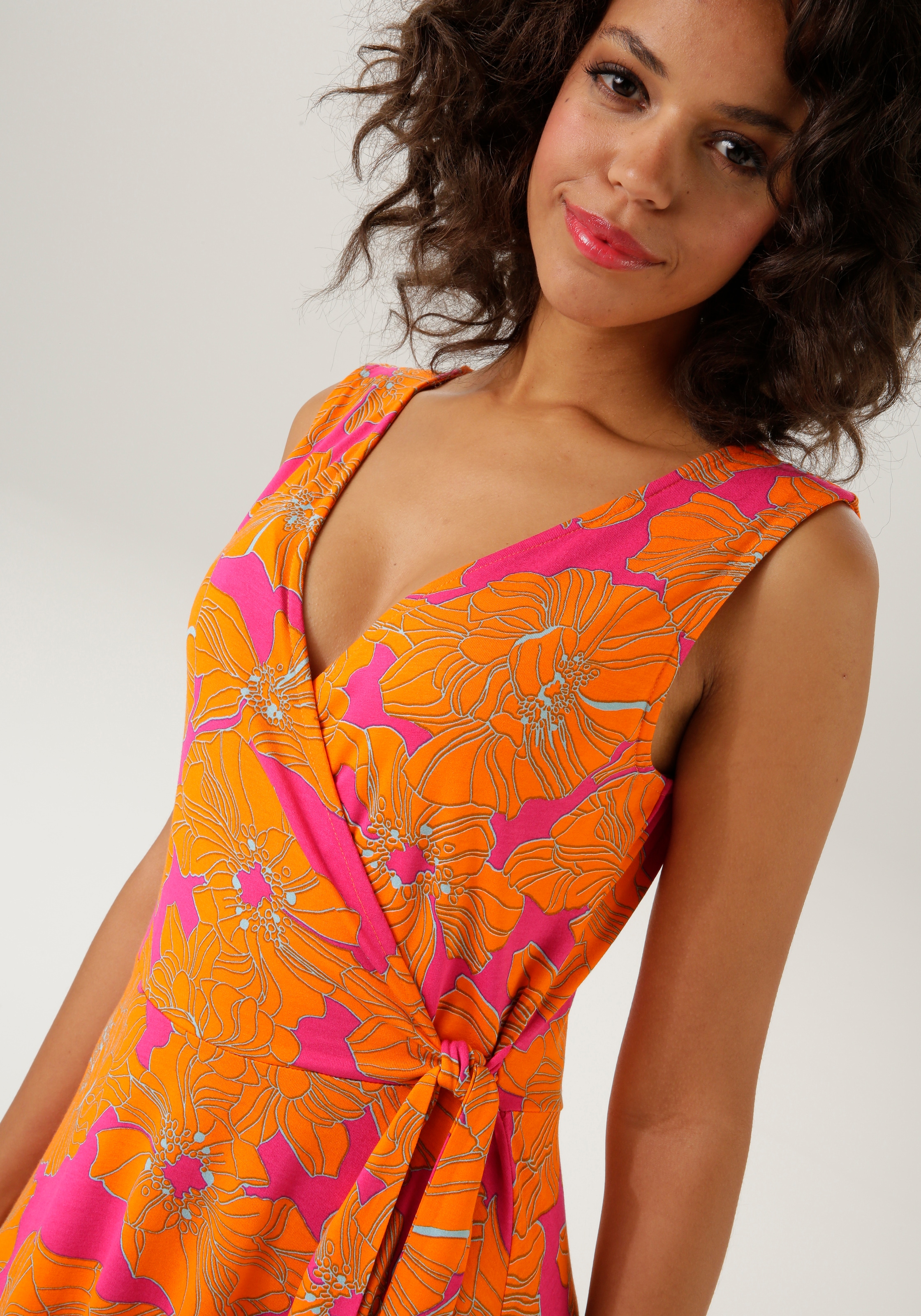 Aniston CASUAL Sommerkleid, mit farbintensivem, großflächigem Blumendruck - NEUE KOLLEKTION