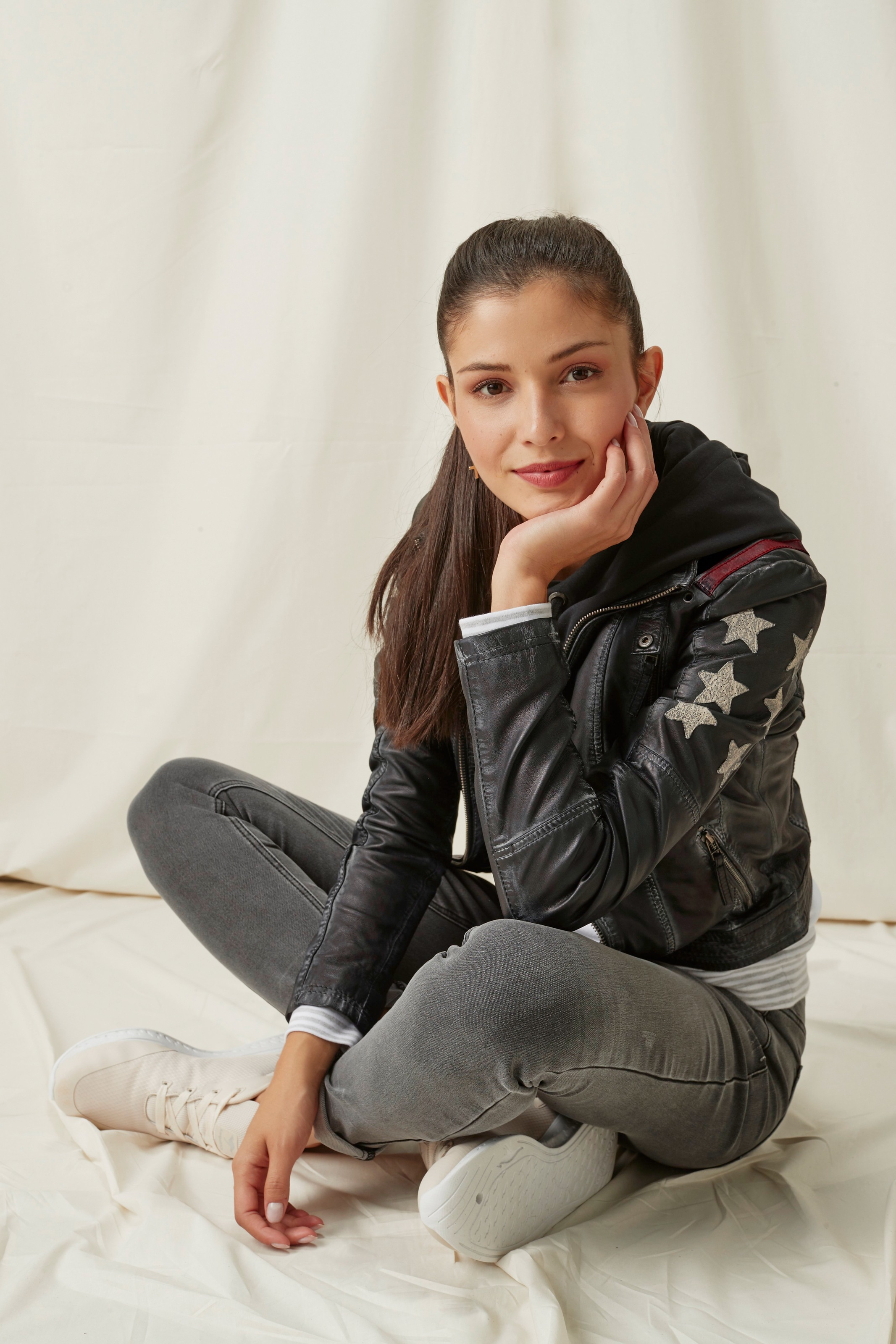 KangaROOS Kapuzensweatshirt, Langarm, figurbetonter Schnitt, aus Interlockmaterial