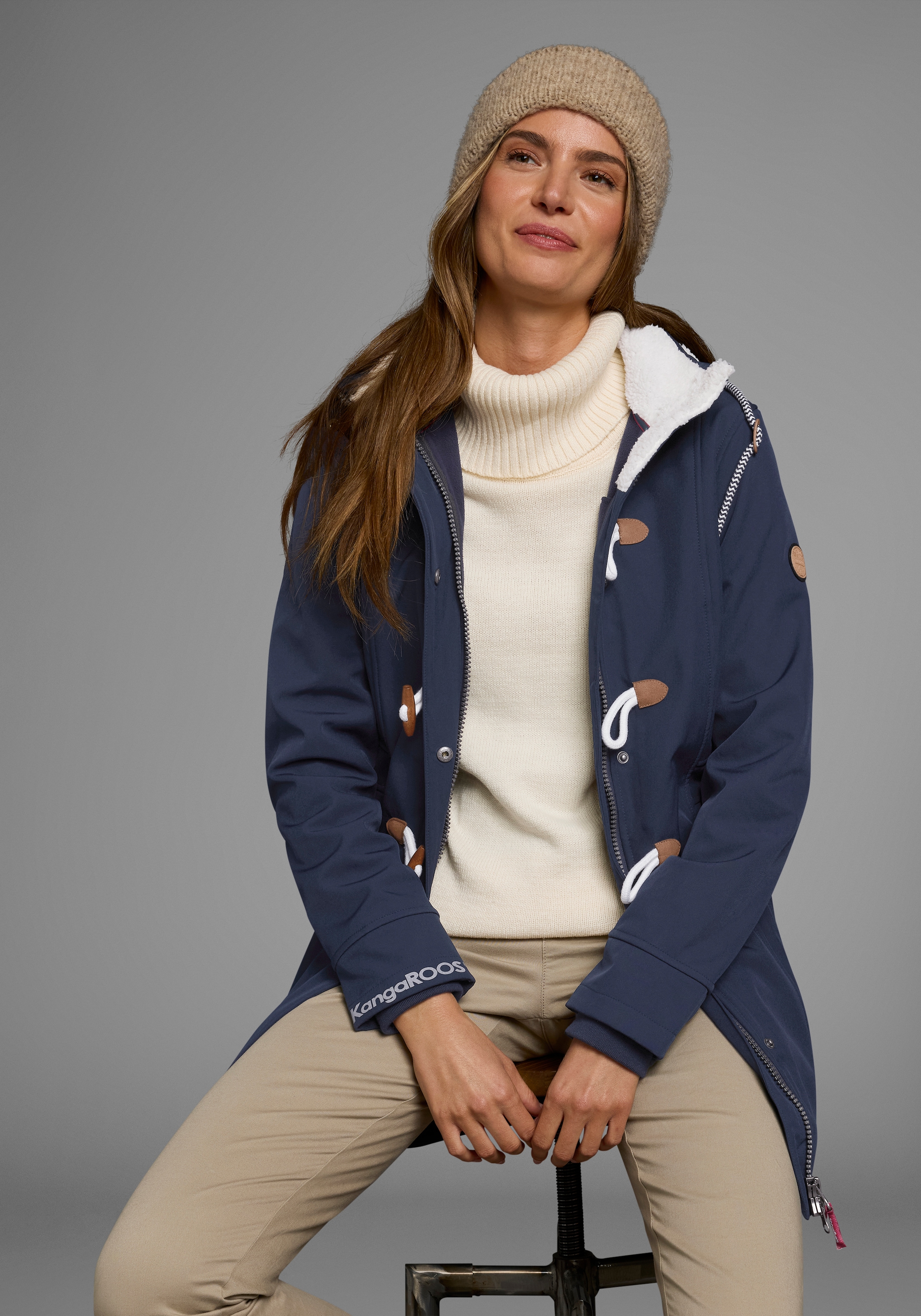KangaROOS Softshelljacke, mit Kapuze, figurbetonte Passform, normaler Schnitt, mit abnehmbarer Kapuze