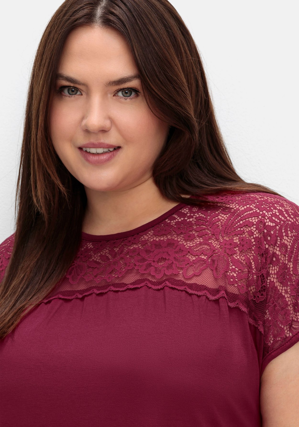 Sheego Spitzenshirt »Shirt mit Spitzenpasse an der Schulterpartie«