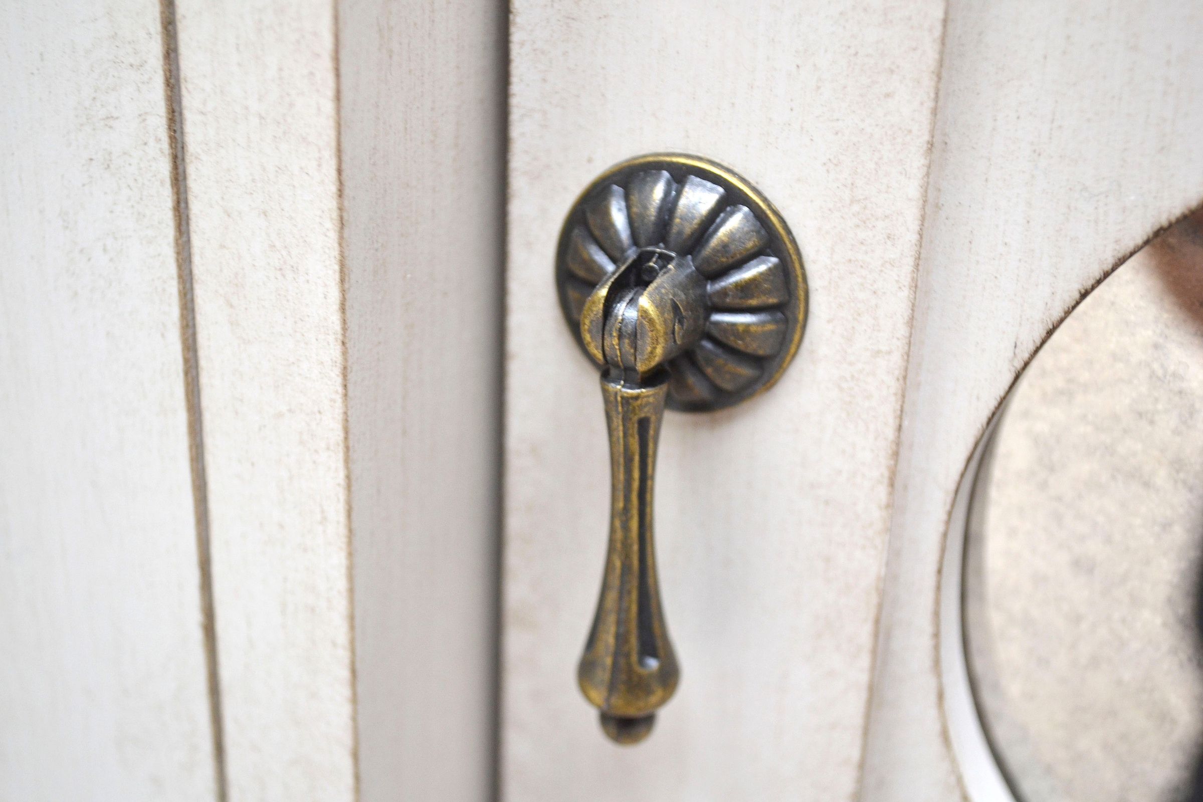 Leonique Sideboard »Juliette«, mit ausgefrästen Ornamenten