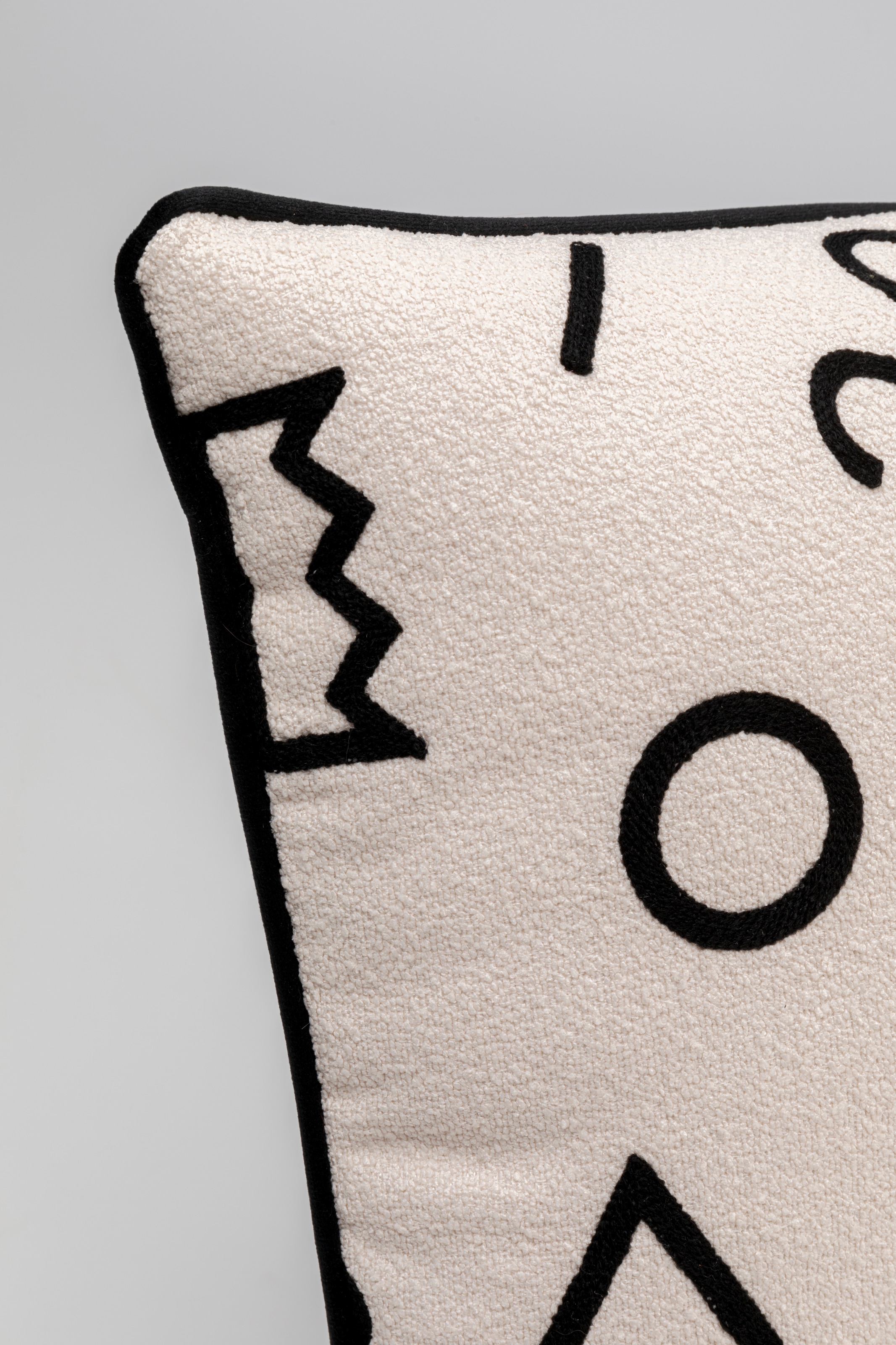 Kare Design Dekokissen »Geometric, Kissenhülle mit Füllung, 45x45 cm« stützt Kopf und Nacken angenehm und sorgt für erholsamen Schlaf