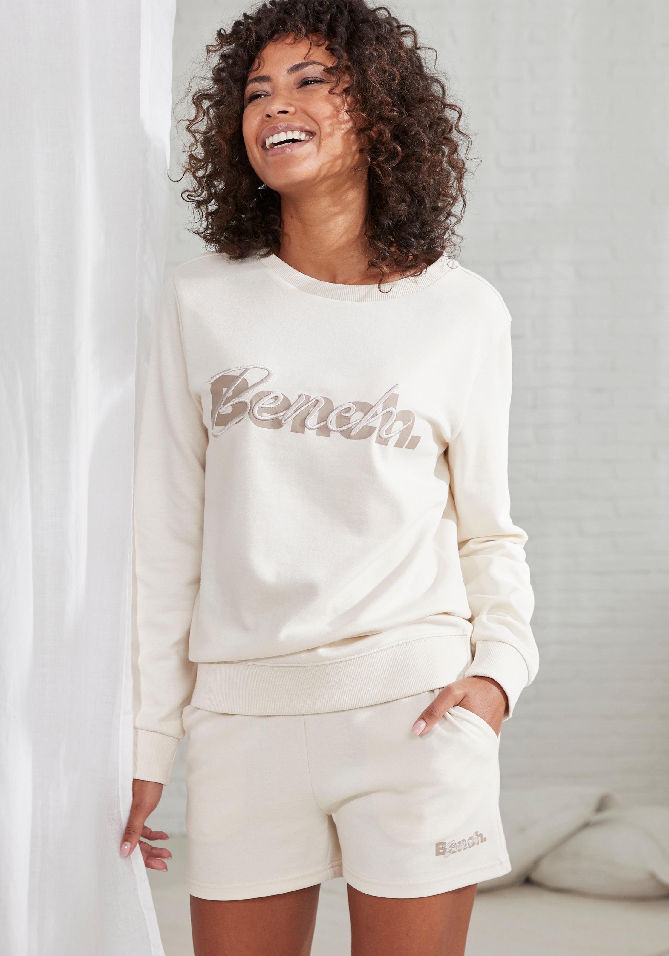 Bench. Loungewear Sweatshirt, mit Logodruck und Stickerei, Loungeanzug