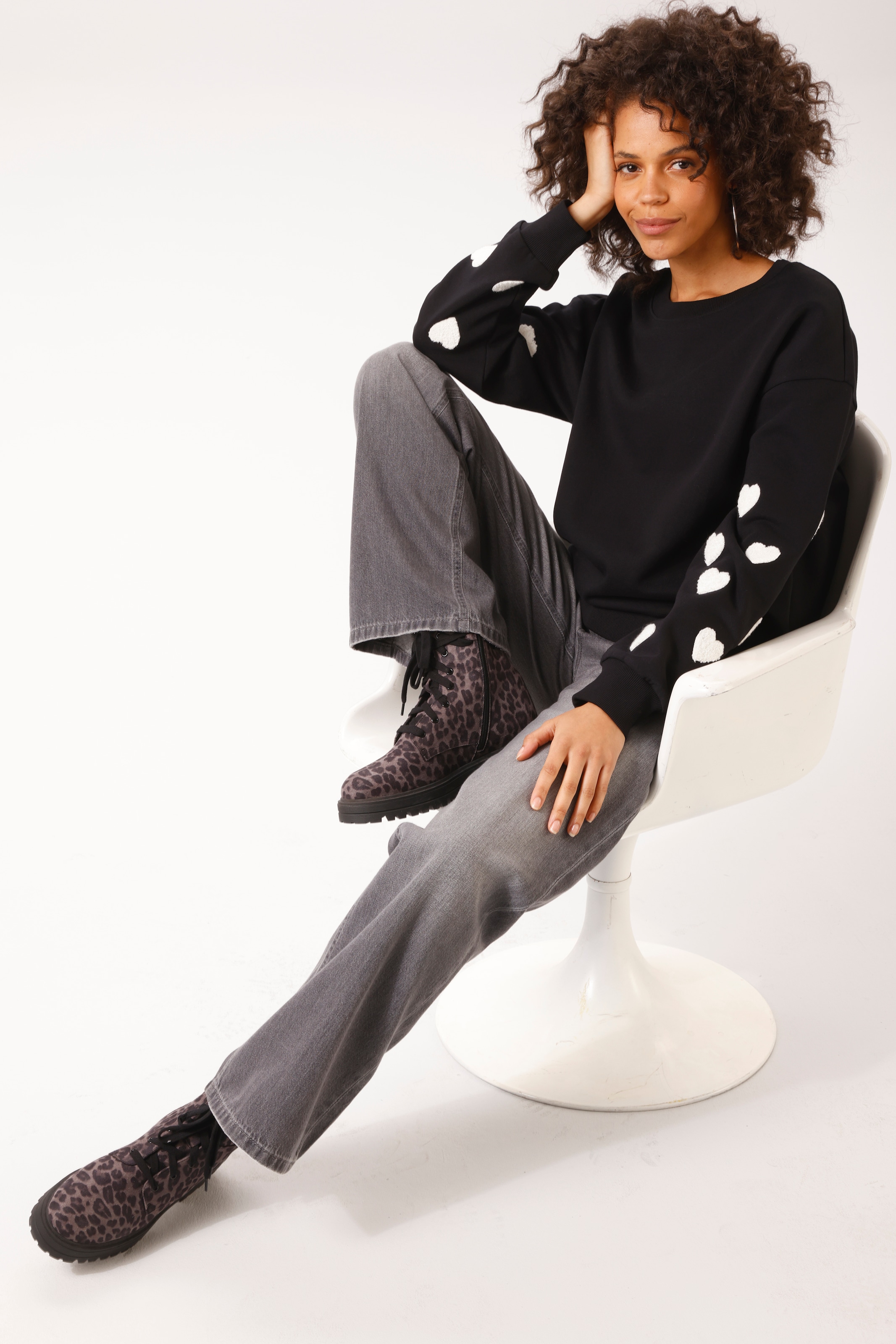 Aniston CASUAL Sweatshirt , mit Frottee-Herzen in den langen Ärmeln - NEUE KOLLEKTION
