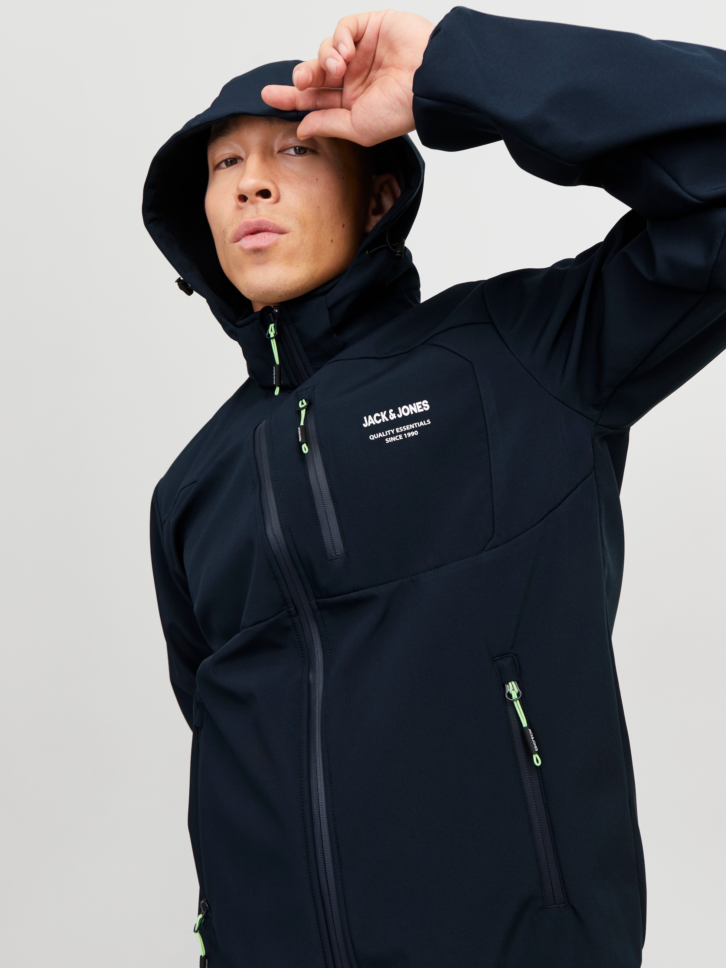 Jack & Jones Softshelljacke »JJTHEO SOFTSHELL JACKET«, mit Kapuze