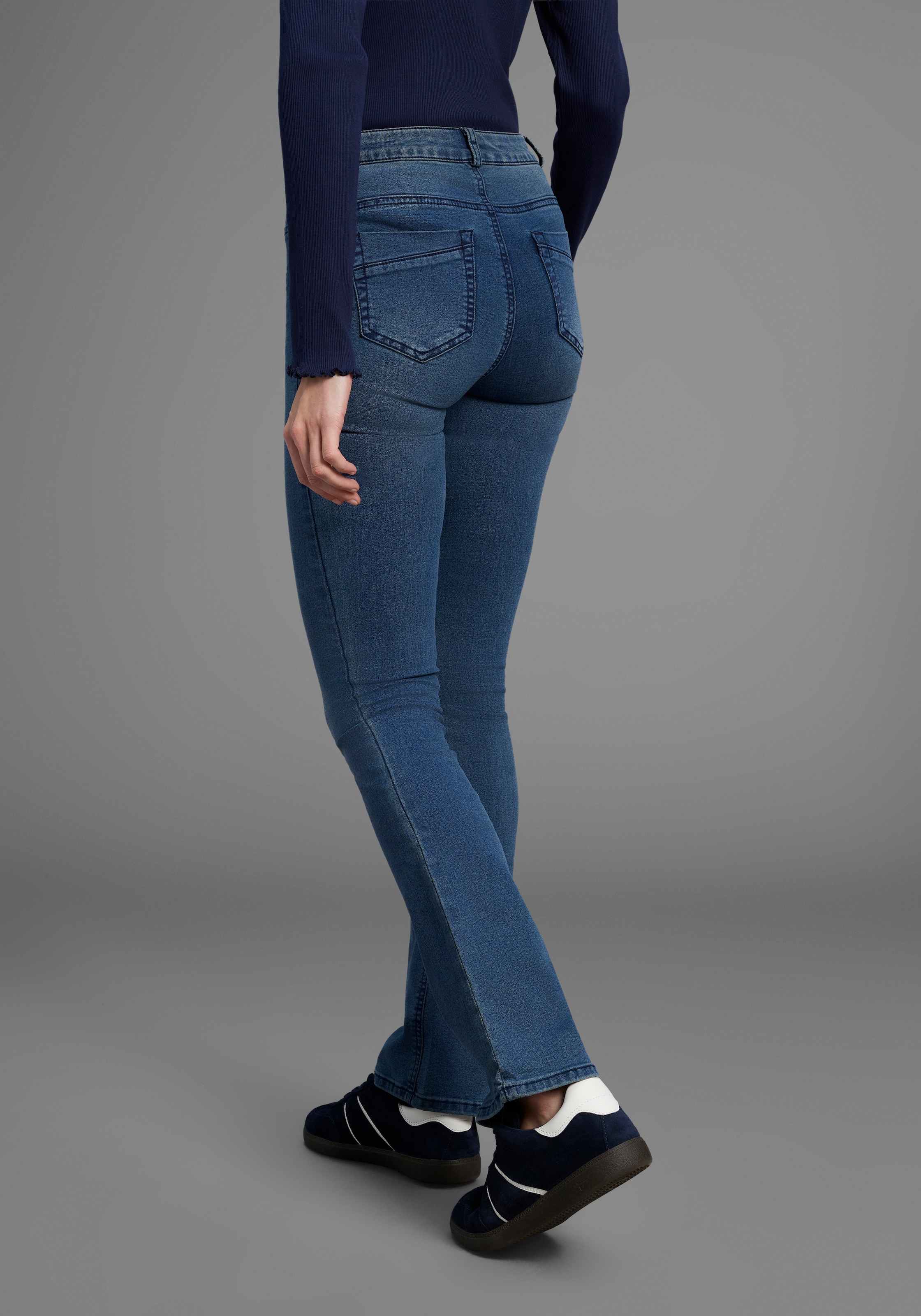 Arizona Bootcut-Jeans »Ultra Stretch«, ausgestellte Beinform, Used-Waschung, hohe Leibhöhe