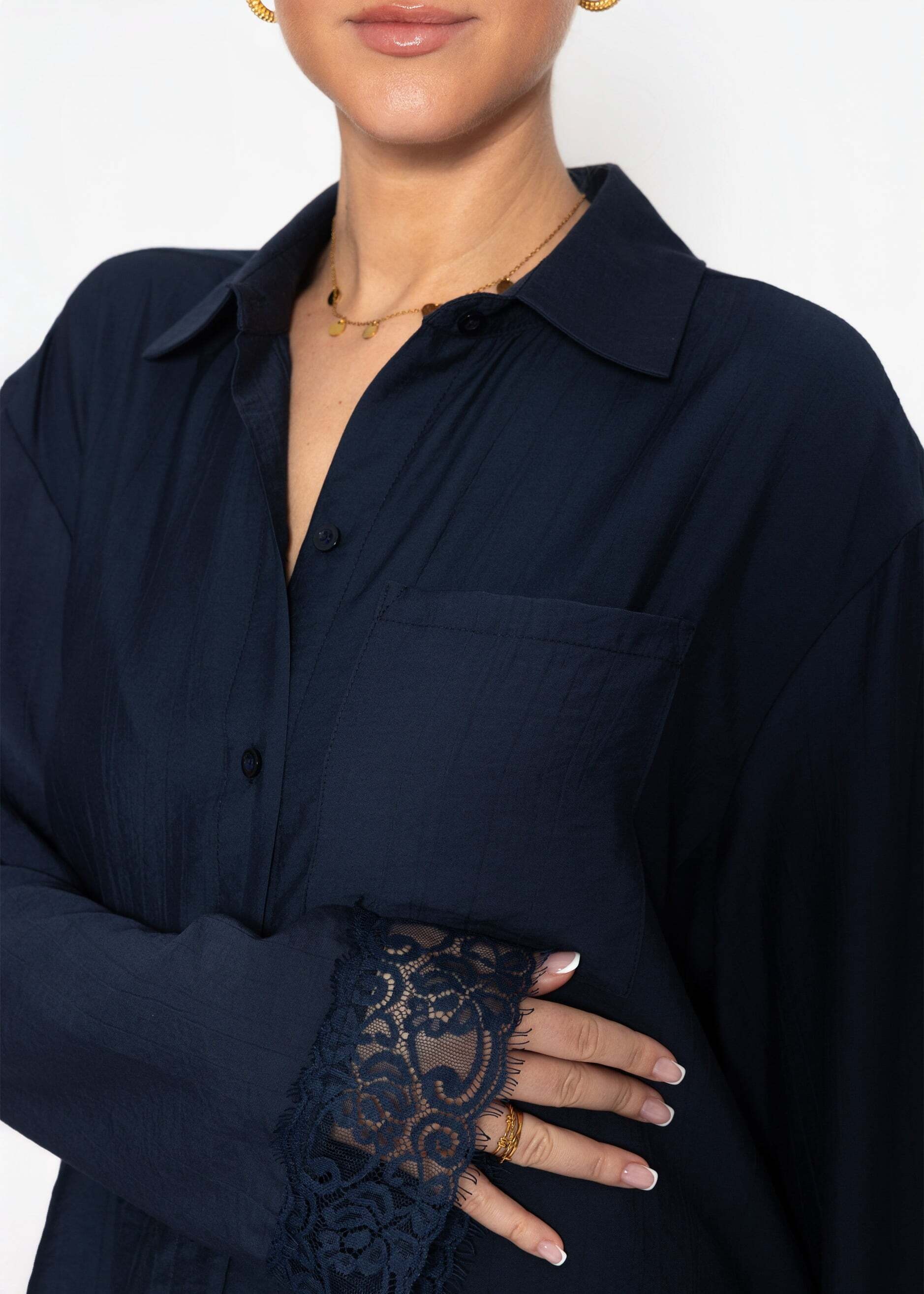 SASSYCLASSY Blusentop »Oversize Bluse mit Spitzendetails« Fließende Bluse aus Viskosemix in lockerer Passform mit Brusttasche